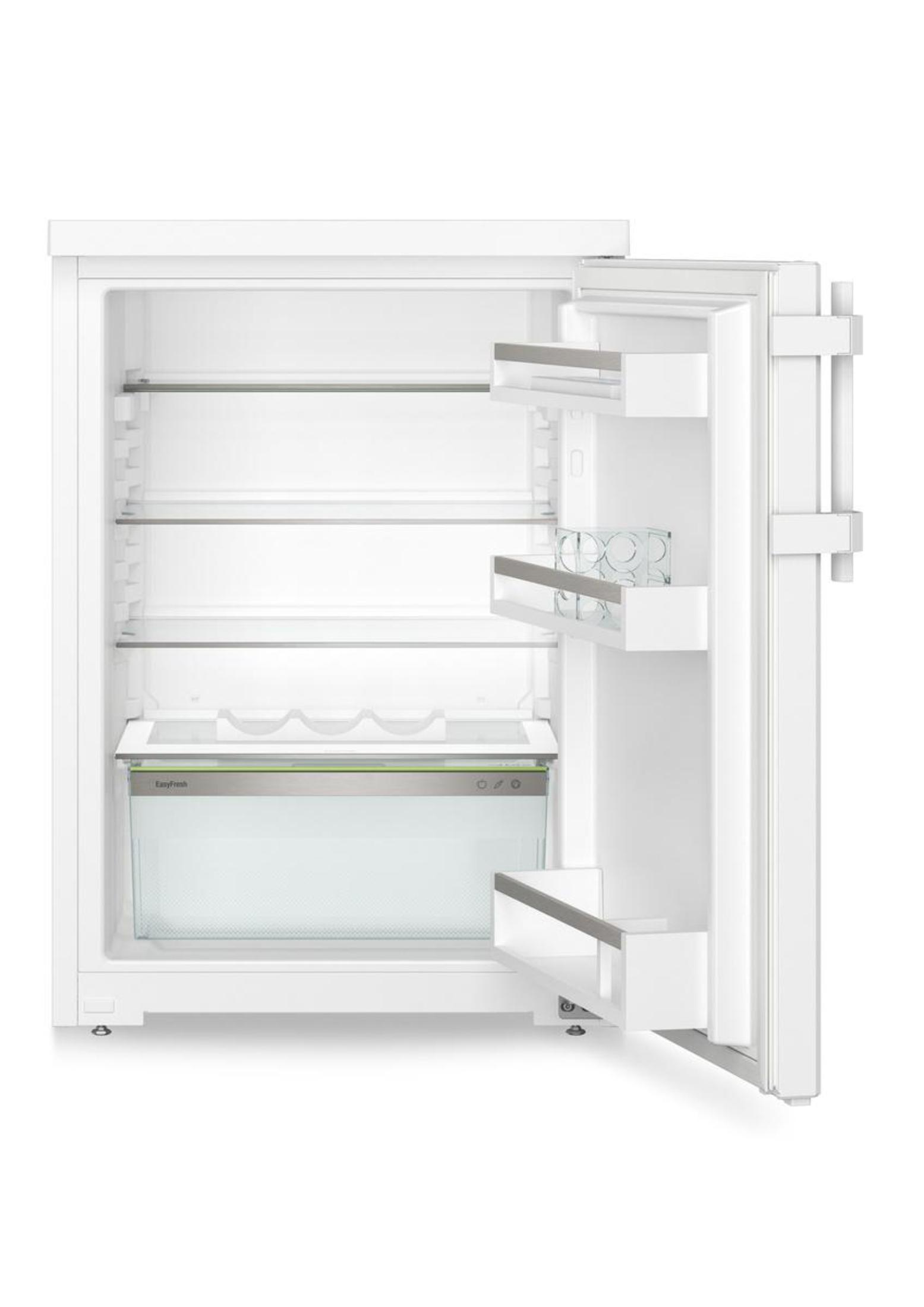 Un refrigerador blanco con la puerta abierta, que revela estantes y compartimentos de almacenamiento.