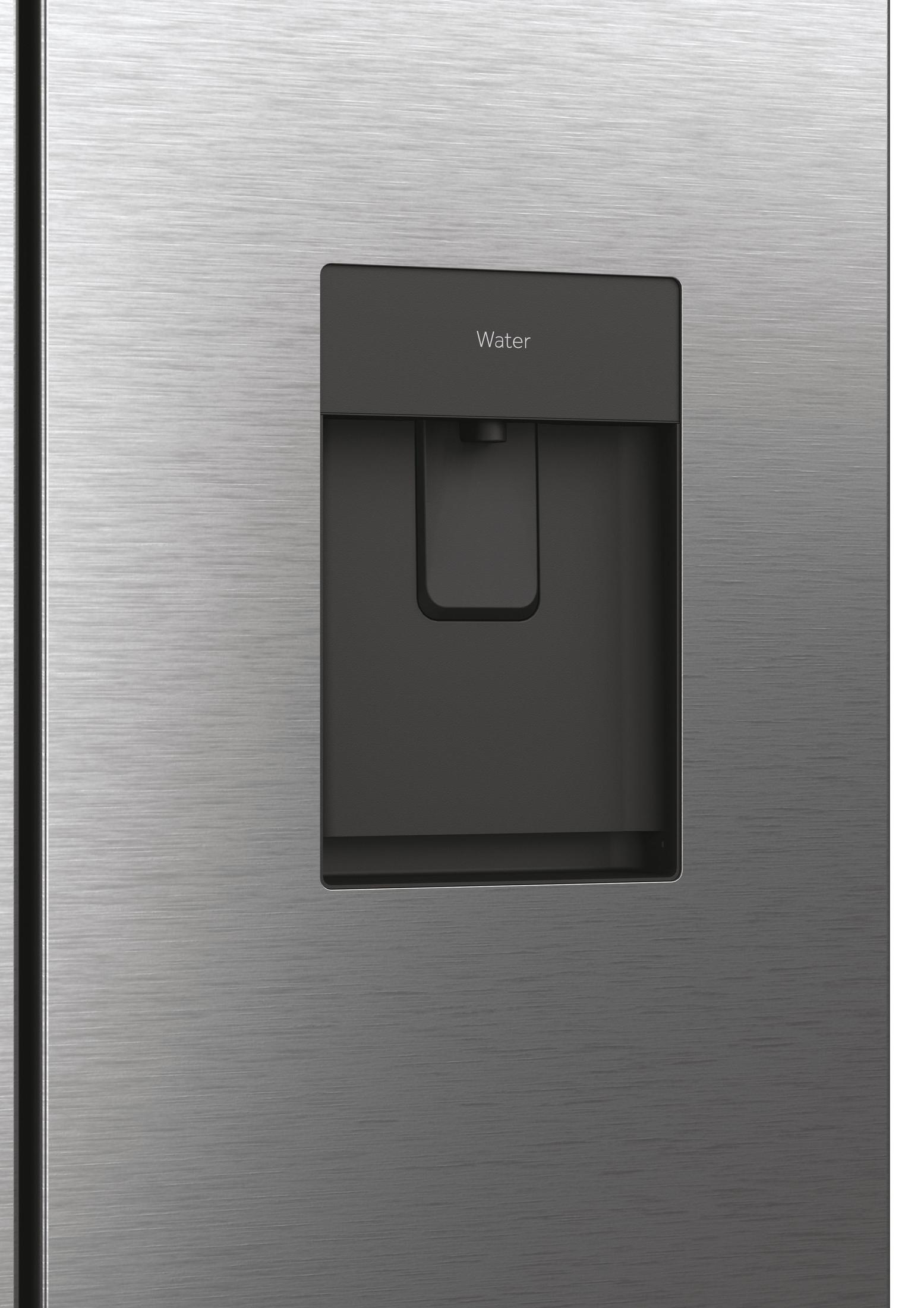 Una puerta de refrigerador de acero inoxidable con un dispensador de agua gris oscuro. La palabra 'Water' está escrita en él.