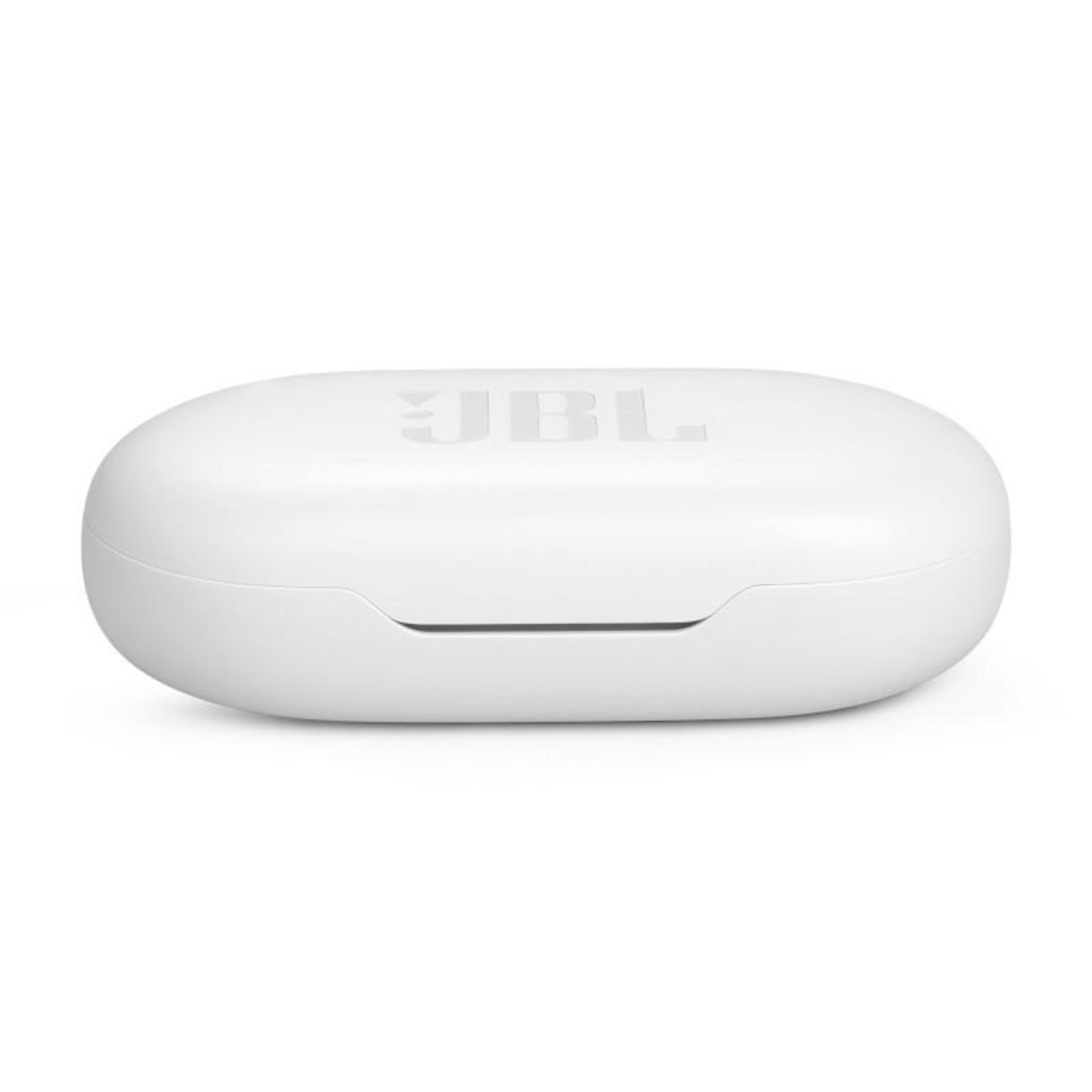 Estuche de carga de auriculares blanco, ovalado, con el logotipo de JBL en la parte superior.
