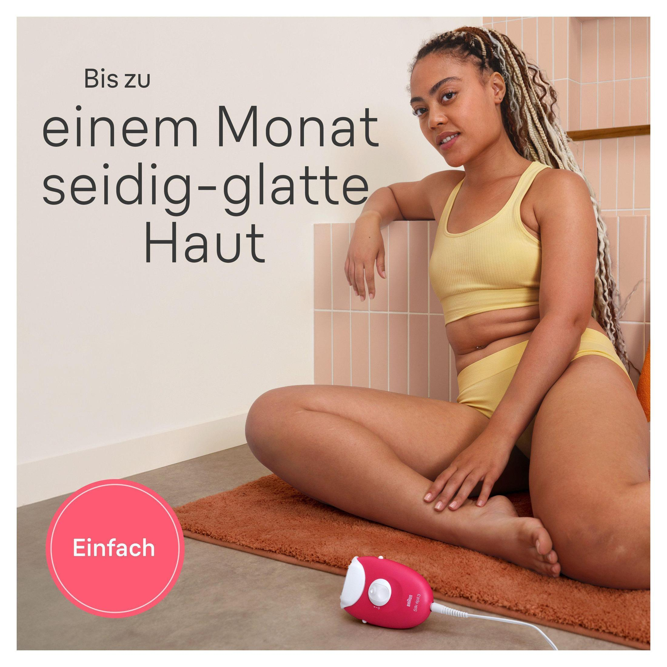 Kobieta w żółtym stroju siedzi w łazience. Depilator na podłodze. Tekst mówi 'Jedwabiście gładka skóra'.
