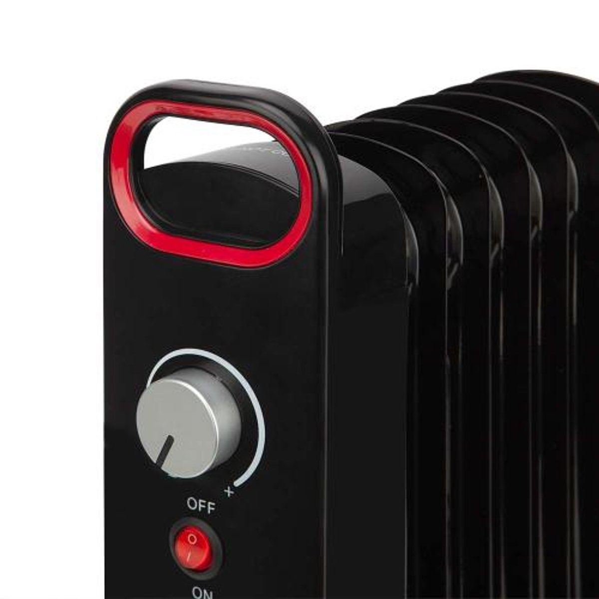 Czarny i czerwony grzejnik olejowy z pokrętłem i uchwytem. Białe tło.