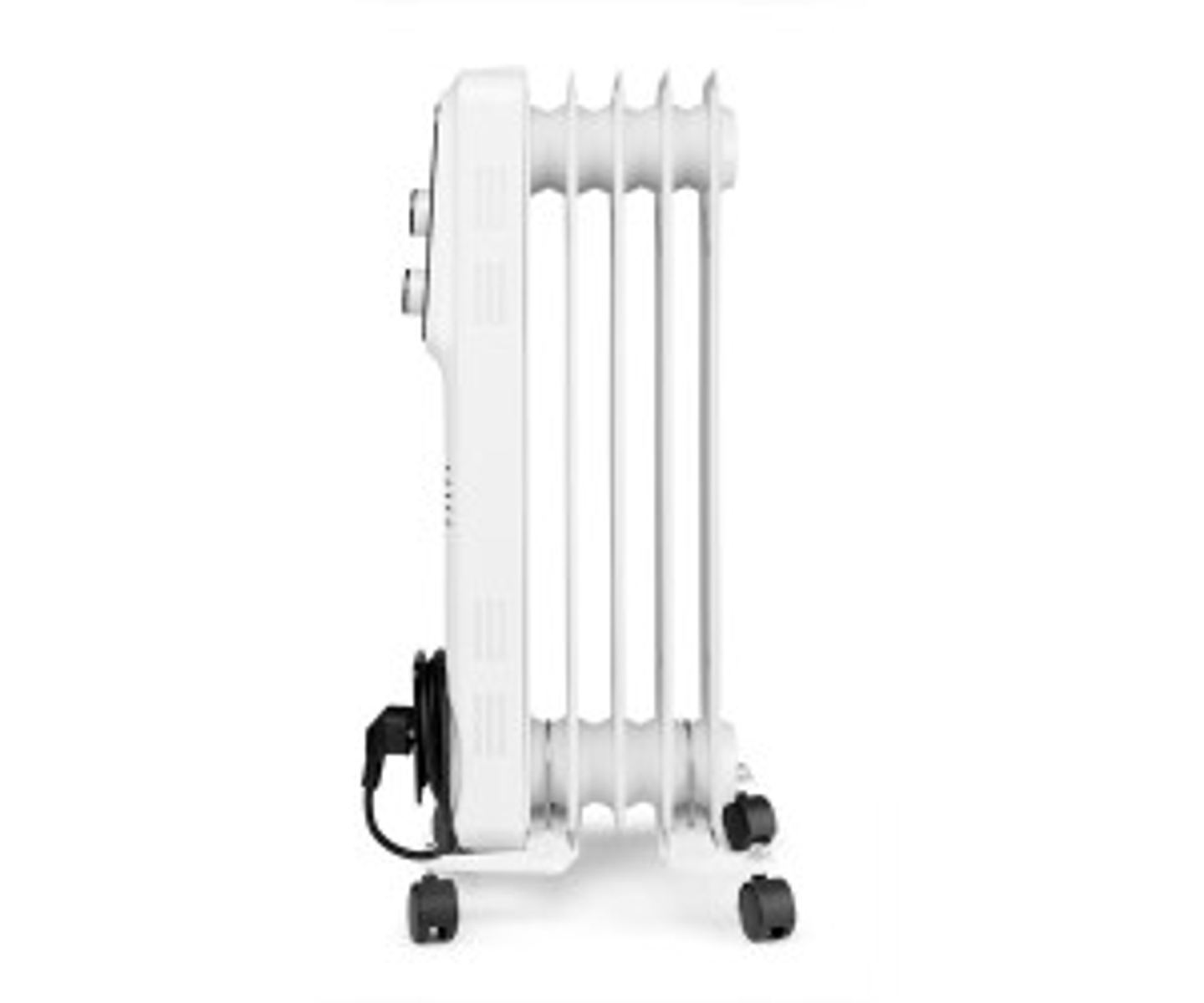 Biały grzejnik olejowy z panelem sterowania i kółkami. Widok z boku.