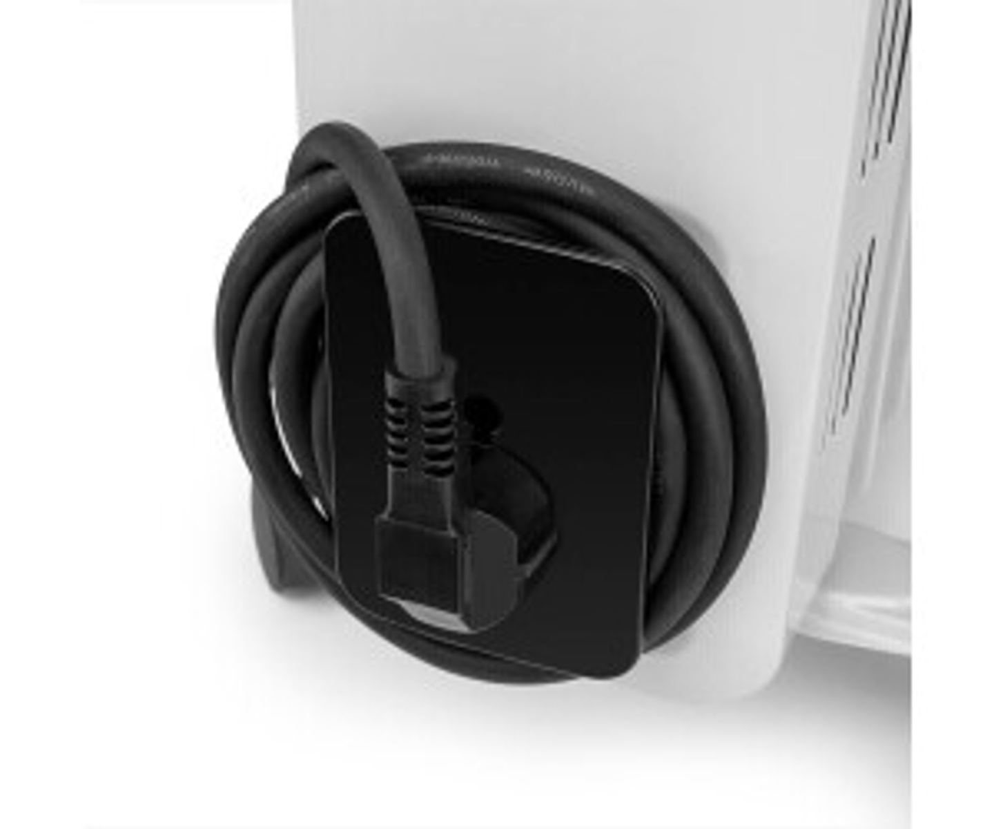 Zbliżenie białego grzejnika z czarnym przewodem zasilającym owiniętym wokół tyłu.