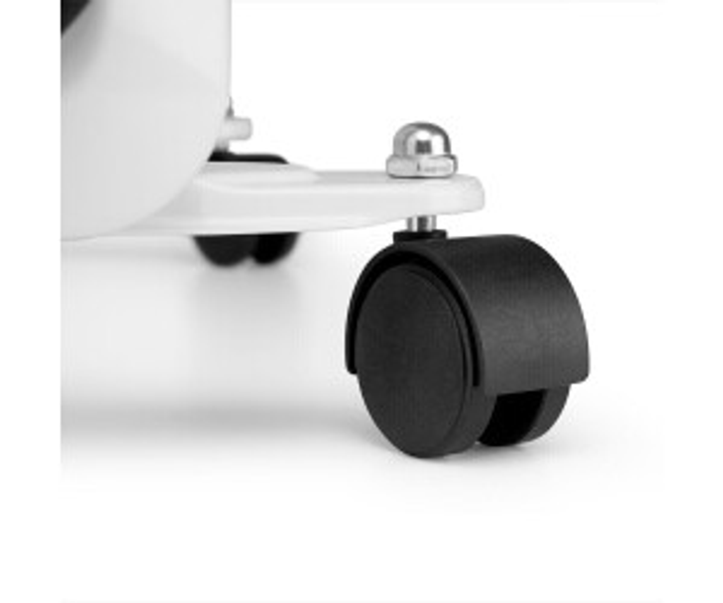 Zbliżenie czarnego koła z małą metalową śrubą, przymocowanego do białej podstawy.