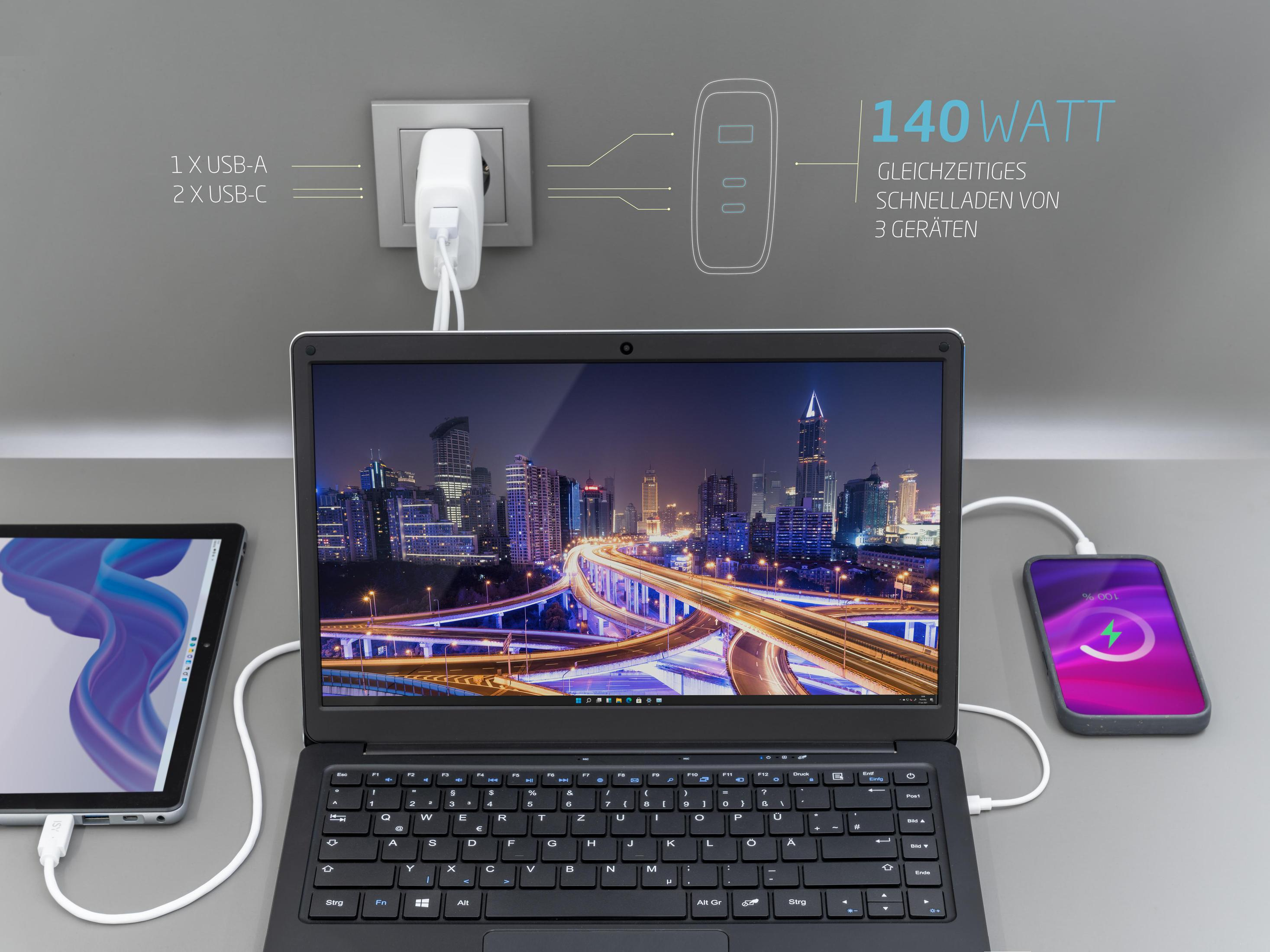 Ein Laptop, Tablet und Telefon laden. Eine Steckdose ist an der Wand angeschlossen, mit Text, der Schnellladen anzeigt.