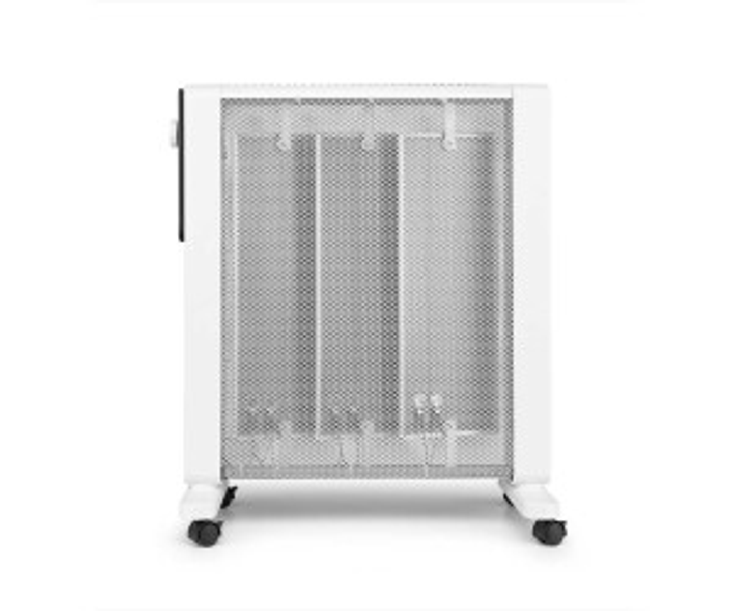 Biały grzejnik elektryczny z siatkowym przodem i kółkami. Białe tło.