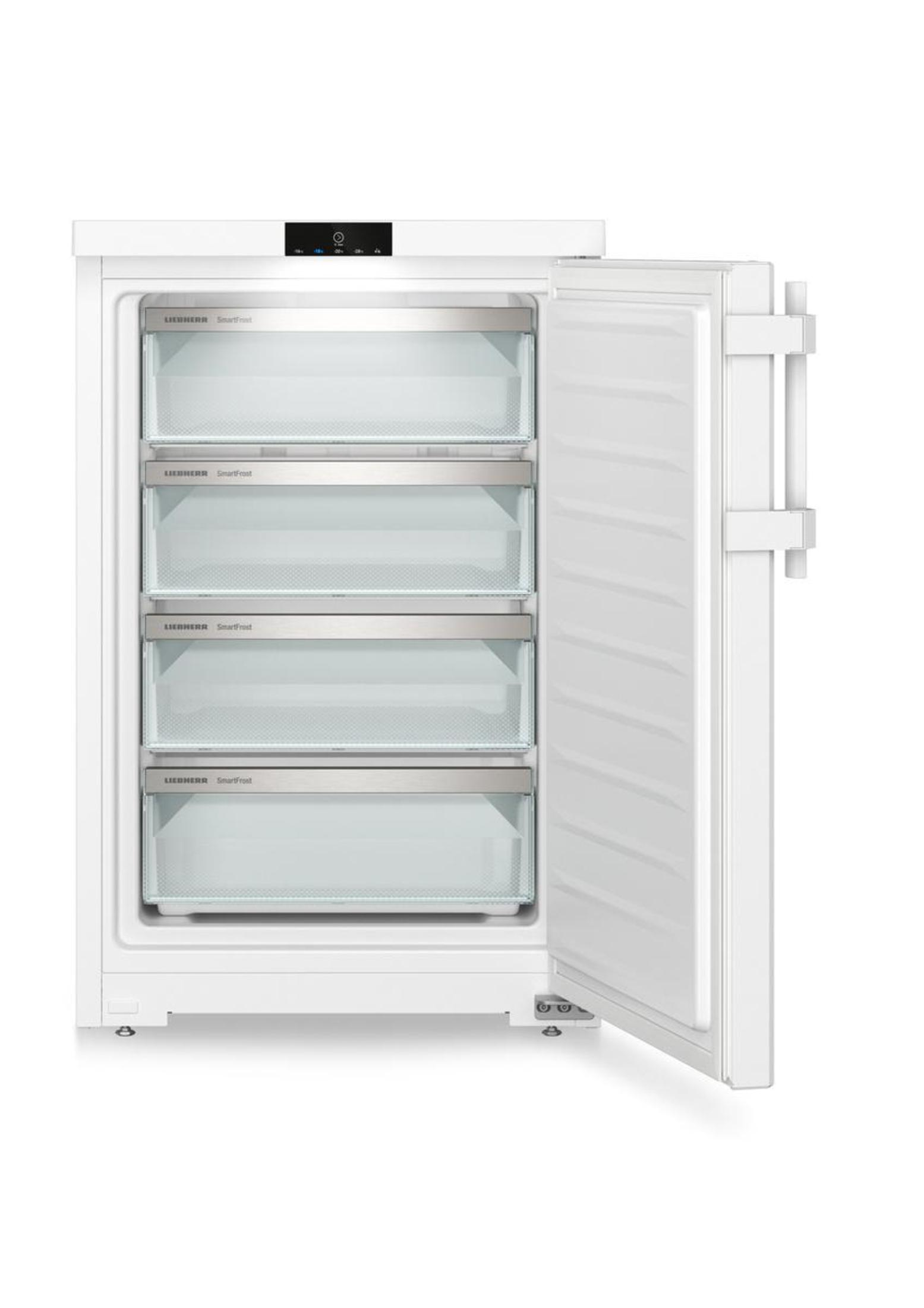 Refrigerador blanco con la puerta abierta. Tiene cuatro cajones transparentes en el interior. Fondo blanco.