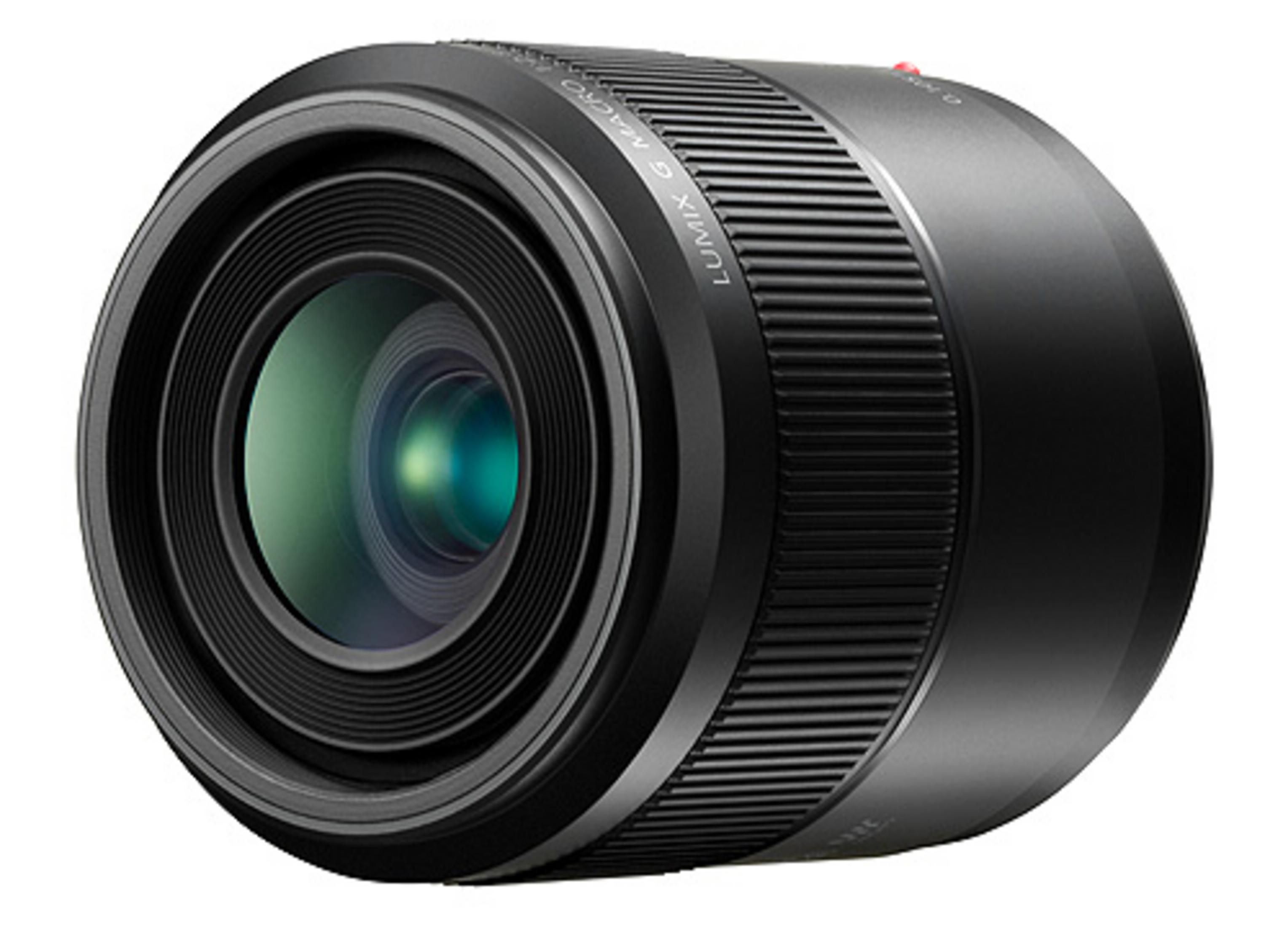 Czarny obiektyw z zieloną soczewką i czarnym korpusem, z etykietą macro.