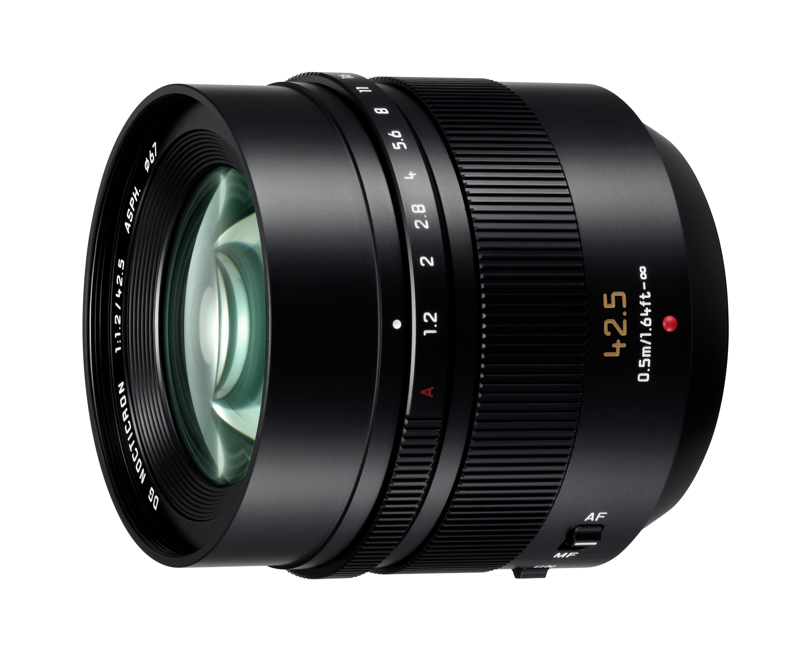 Czarny obiektyw aparatu z cyframi i tekstem, ze szklaną soczewką i czerwoną kropką.