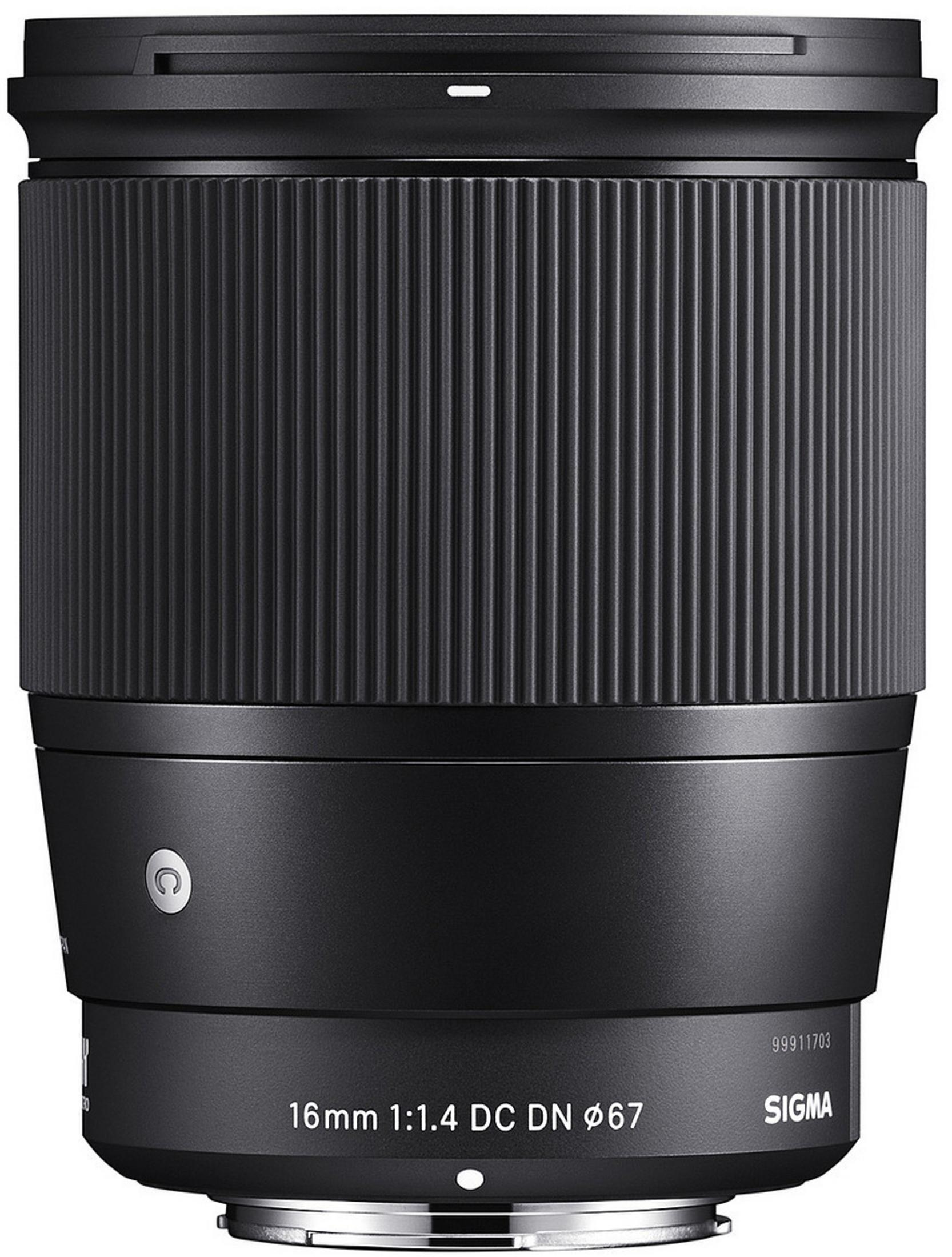 Czarny obiektyw Sigma, 16 mm, z ustawieniami ostrości.