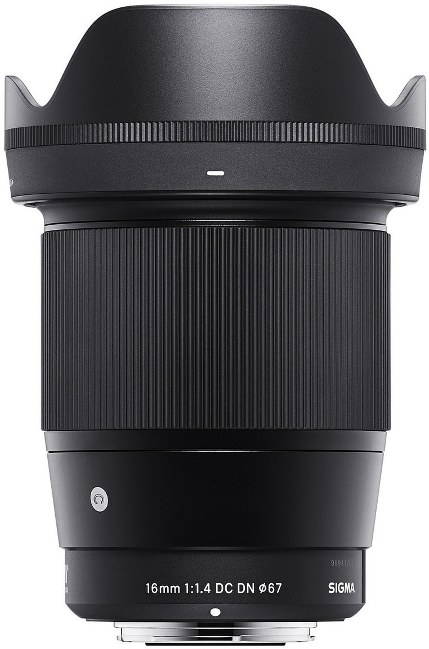 Czarny obiektyw Sigma 16mm f/1.4 DC DN z osłoną przeciwsłoneczną i dekielkiem.