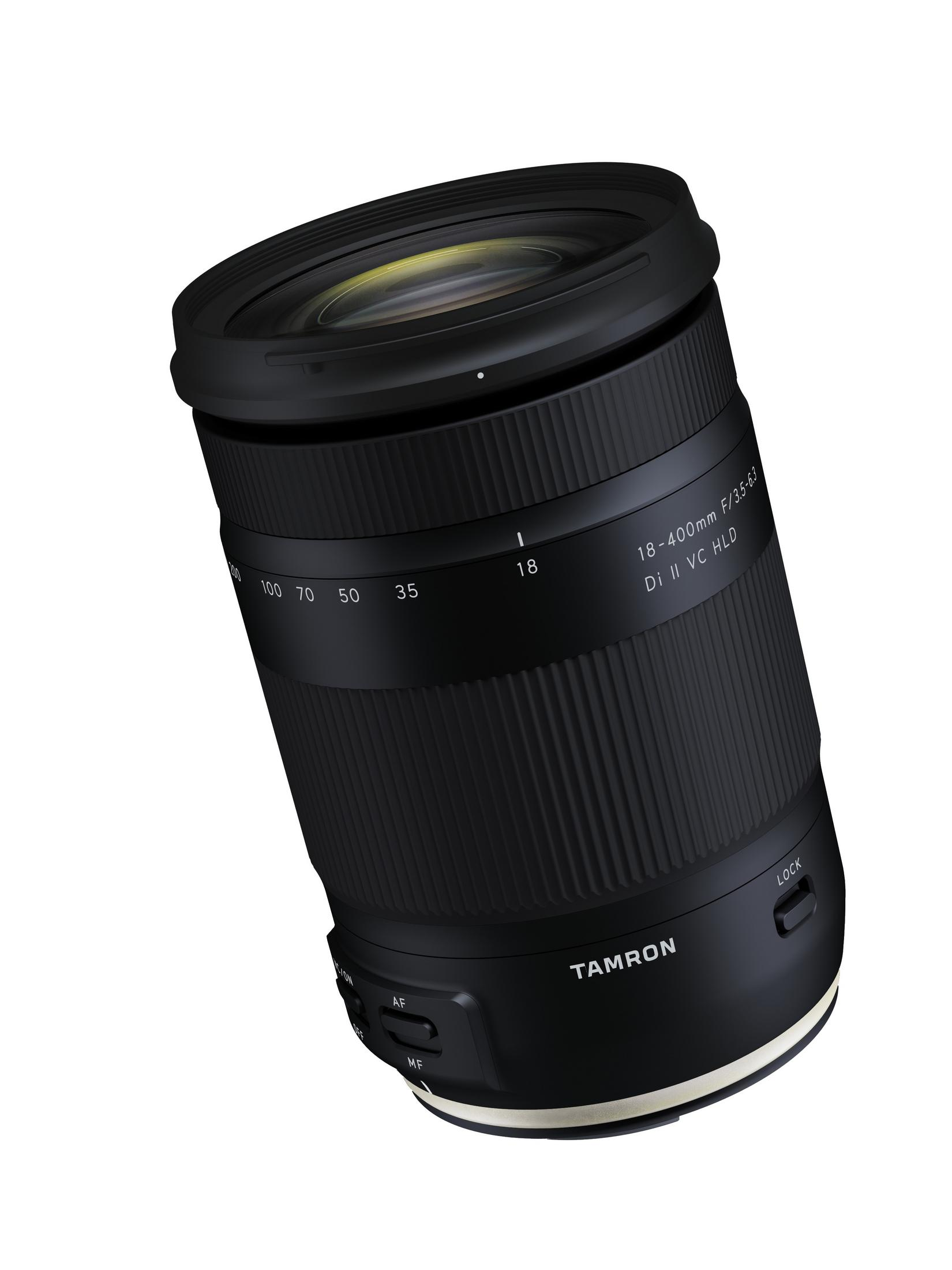 Ein schwarzes Tamron-Kameraobjektiv mit weißem Text vor weißem Hintergrund.