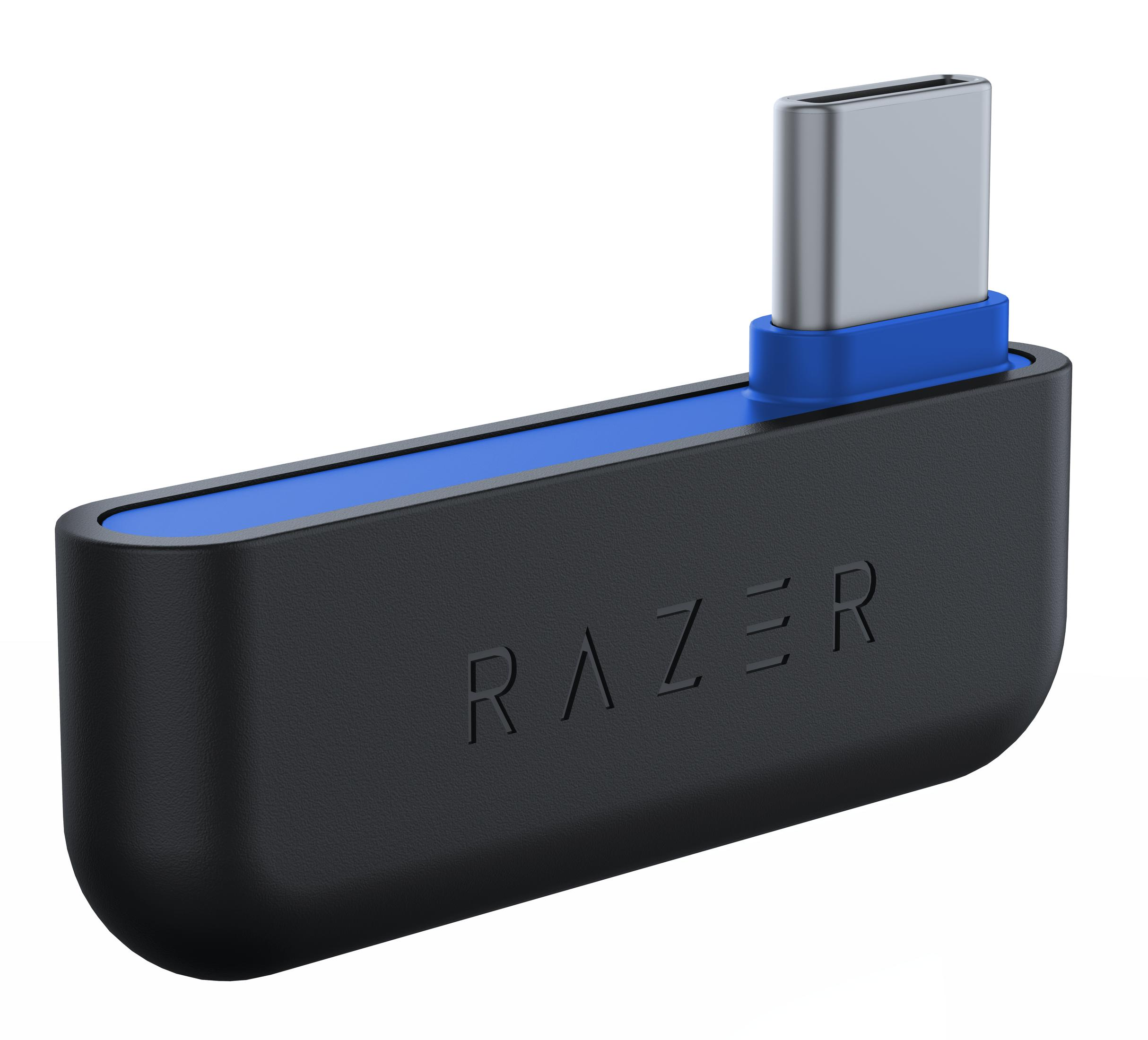 Adapter USB-C Razer. Jest czarny z niebieskim paskiem i srebrnym złączem USB-C.