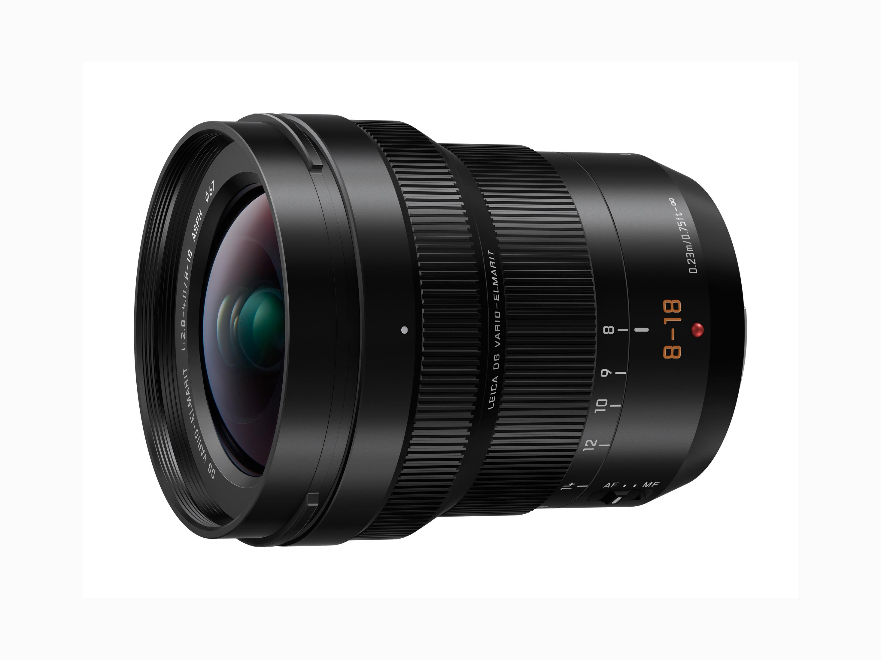 Ein Leica DG Vario-Elmarit 8-18mm Kameraobjektiv, schwarz, mit Messmarkierungen.