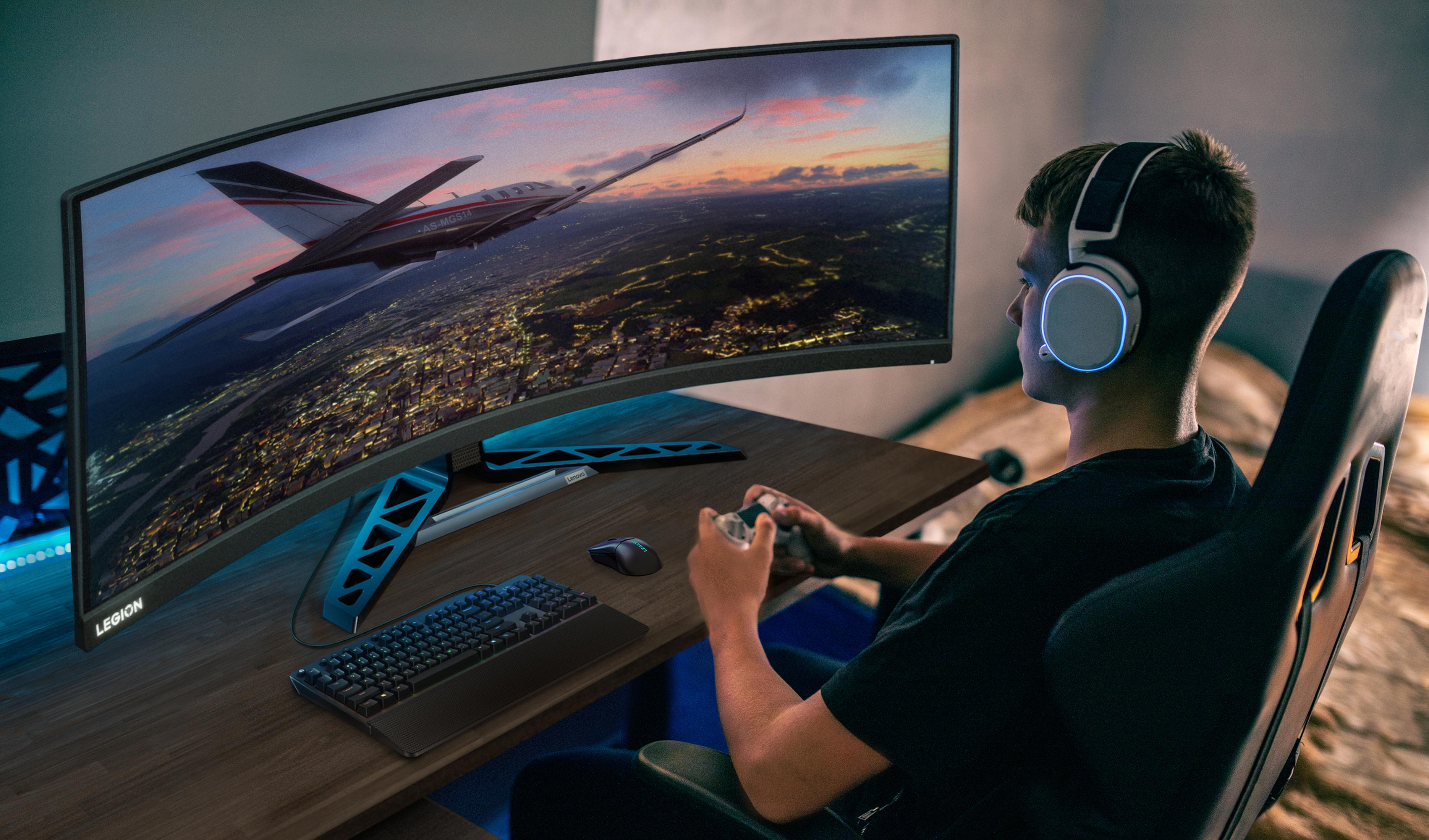 Osoba gra w grę na zakrzywionym monitorze. Ma na sobie słuchawki i używa kontrolera.