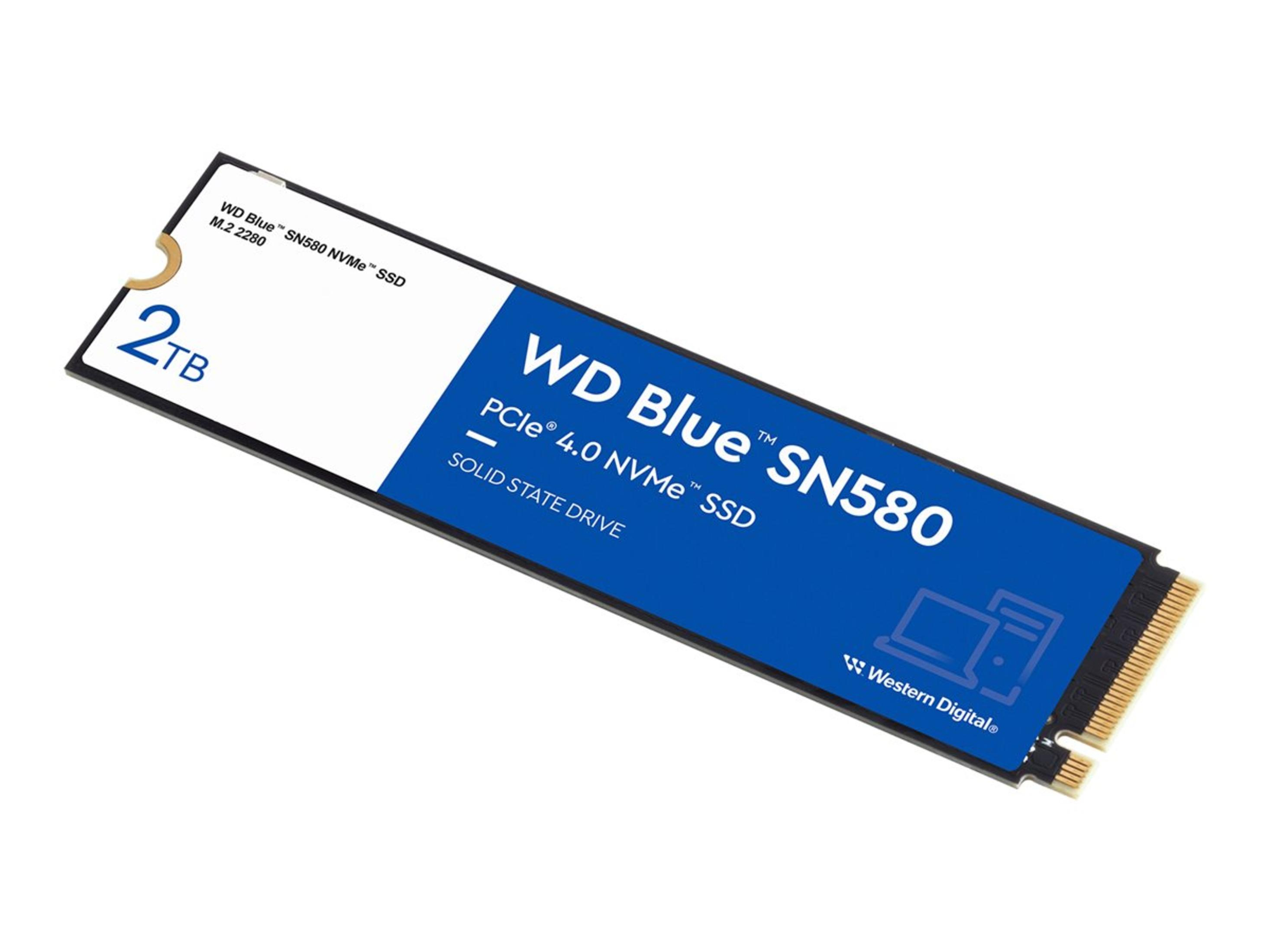 Niebiesko-biały dysk SSD WD Blue SN580 na białym tle, ustawiony pod kątem.