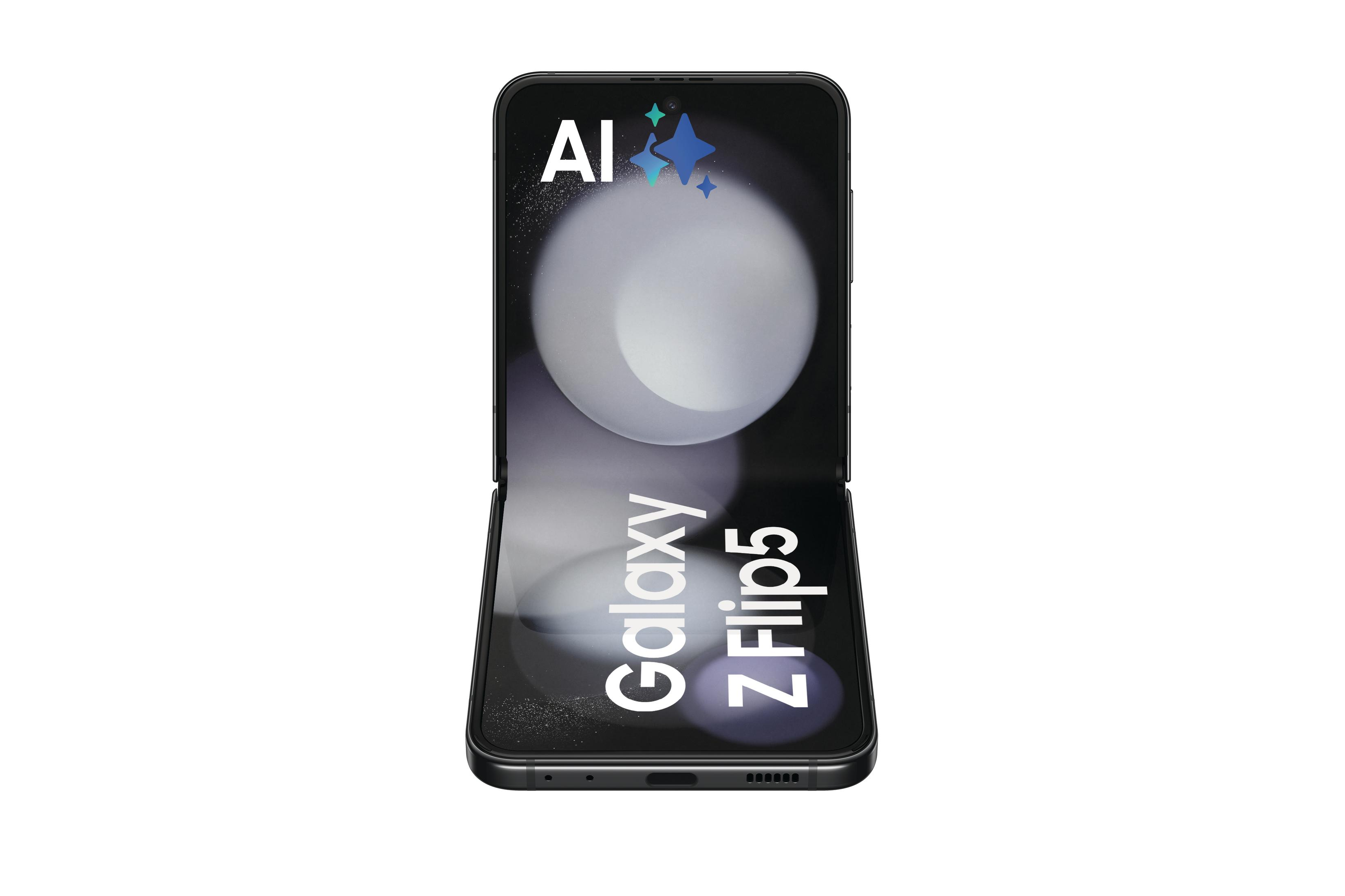 Złożony czarny telefon Samsung Galaxy Z Flip5. Ekran wyświetla białe koło i AI. Białe tło.