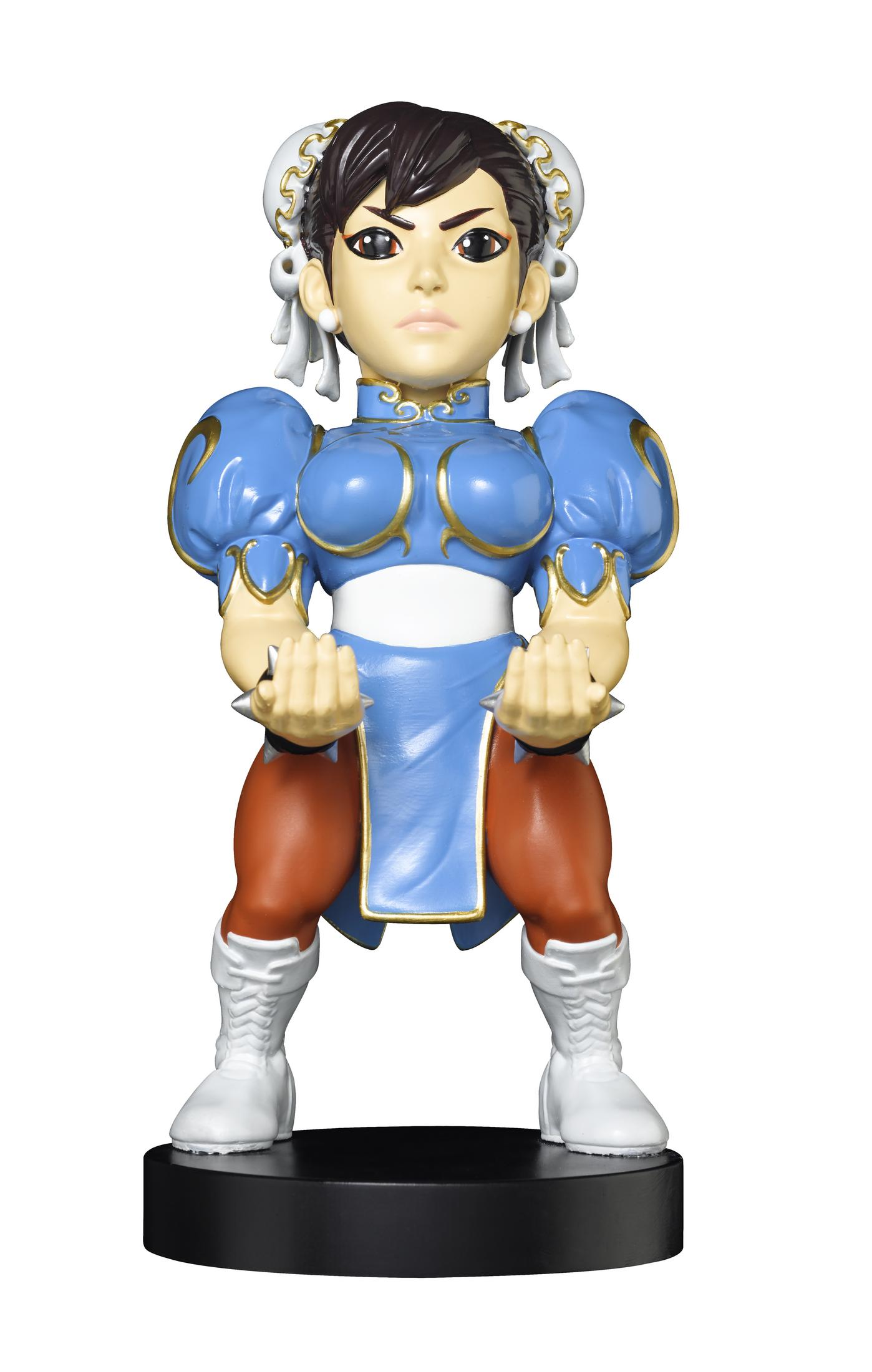 Figura di Chun-Li di Street Fighter. Indossa un vestito blu ed è su una base nera. Sfondo bianco.