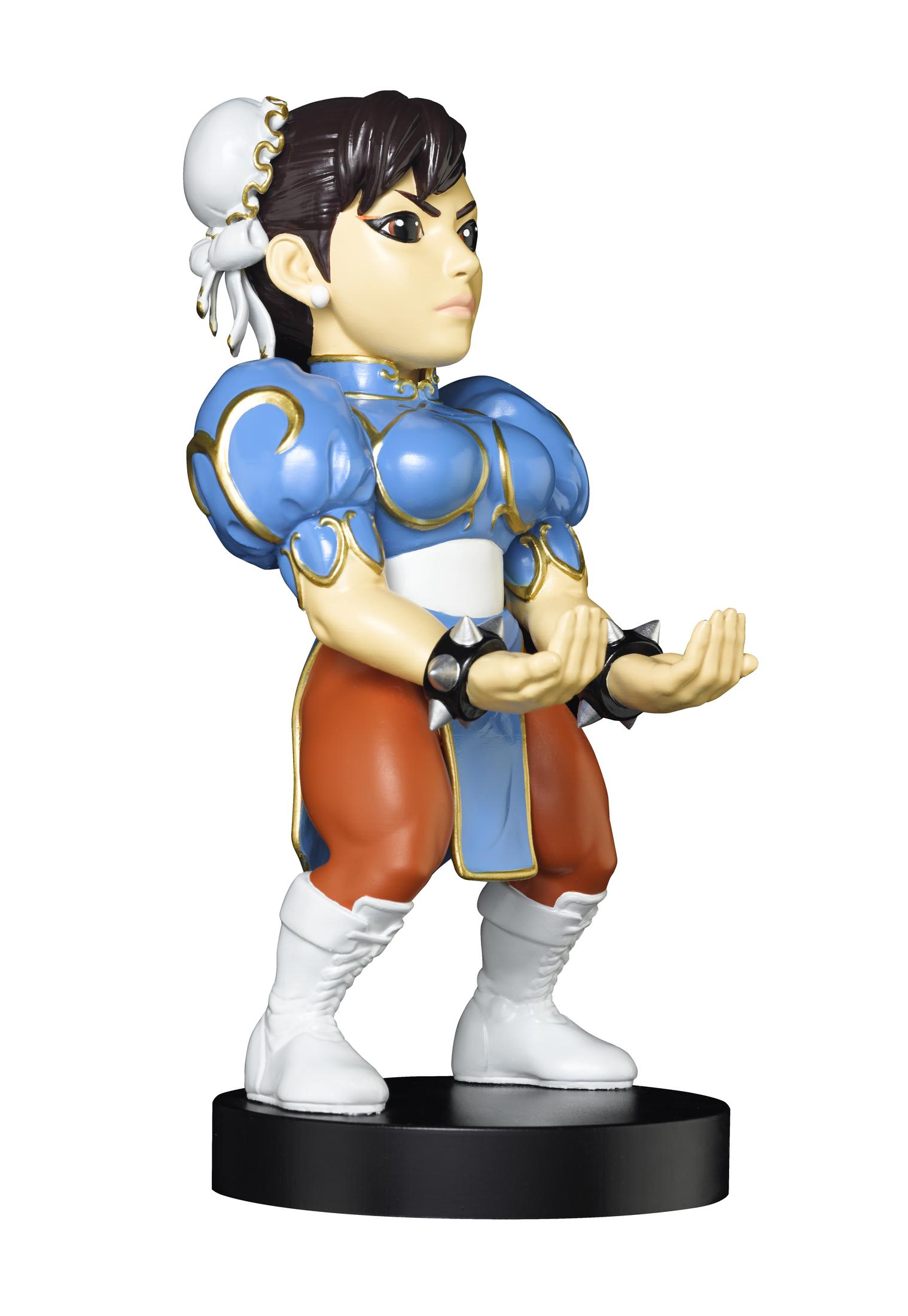 Una statuetta di Chun-Li. È una figura colorata su una base nera, in posa da combattimento.