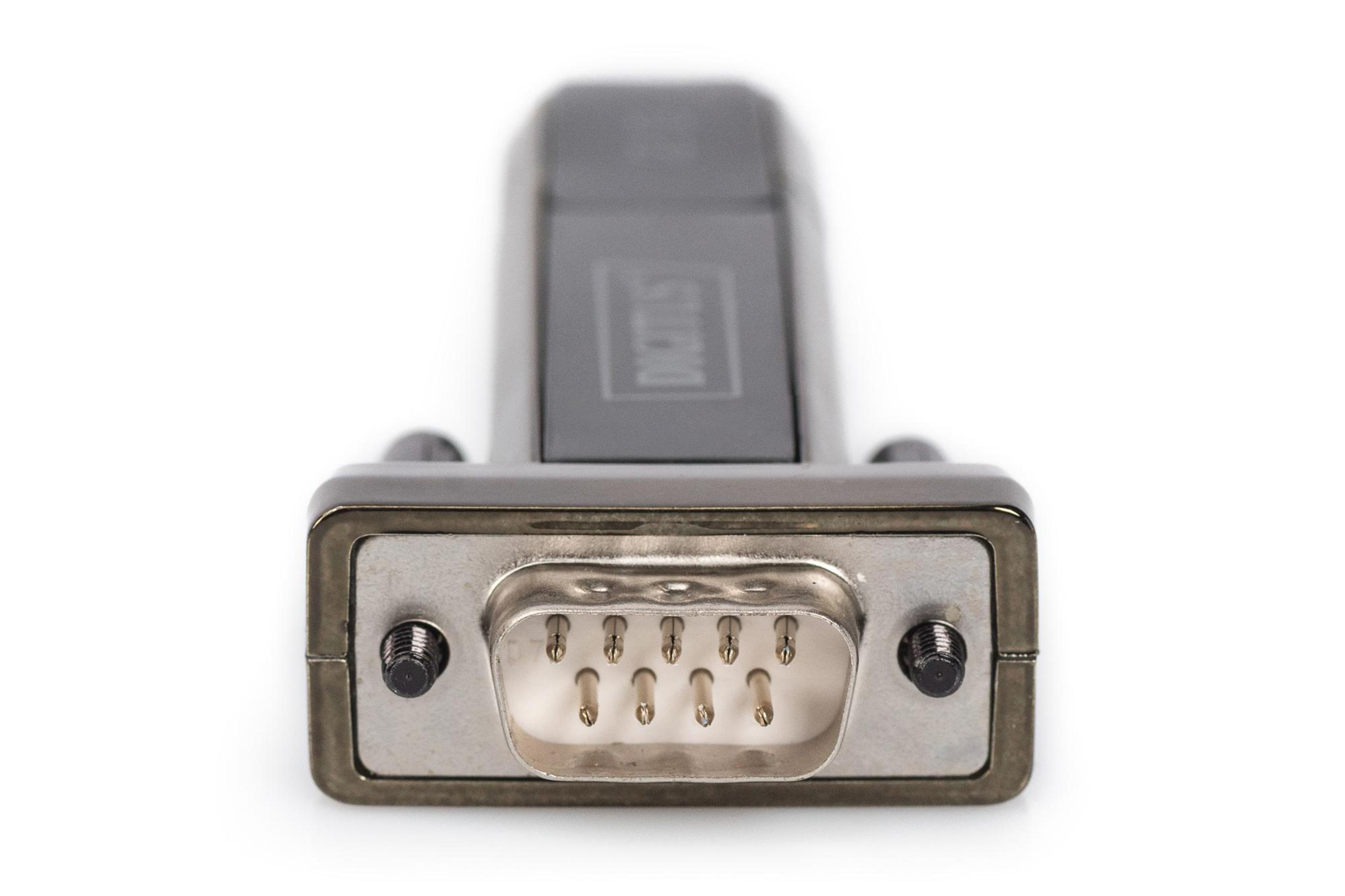 Nahaufnahme eines schwarzen Computeradapters mit silbernem Stecker und Pins.
