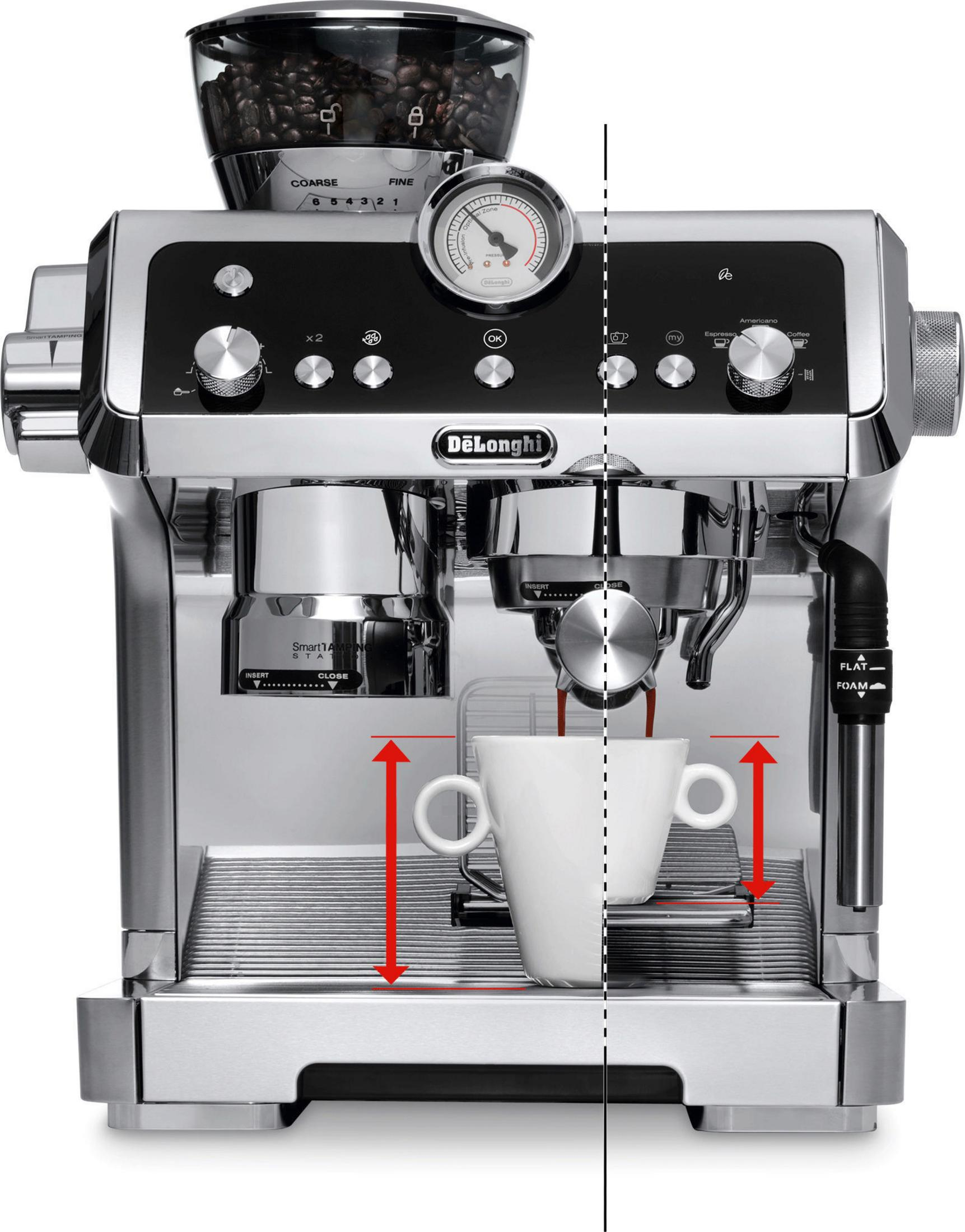 Espresso makinesi, kahve fincanı ile. Kahve çekirdeği haznesi, göstergeler ve demleme.
