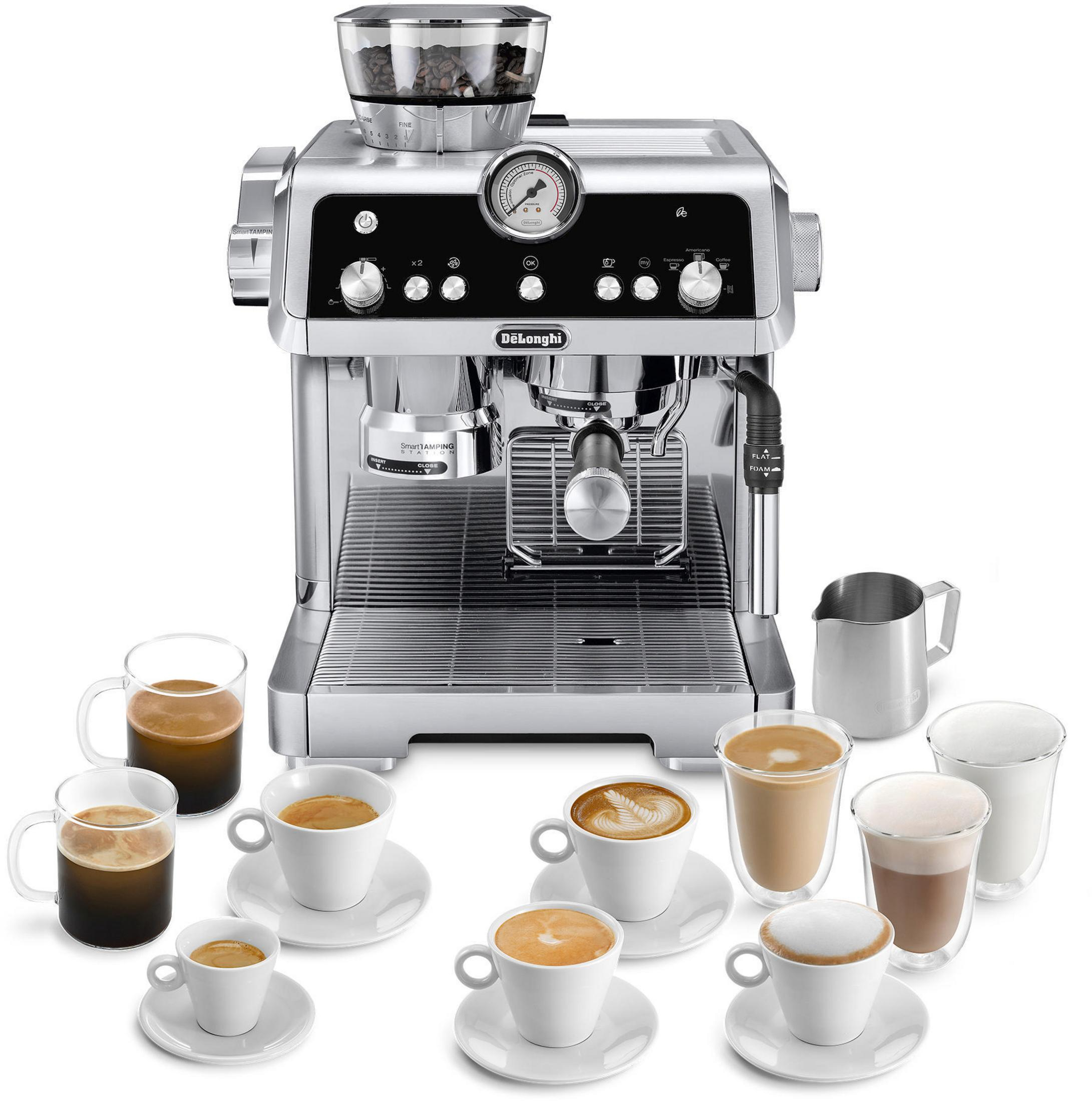 Paslanmaz çelik espresso makinesi, beyaz zemin üzerinde çeşitli kahve içecekleri ve fincanlarla.