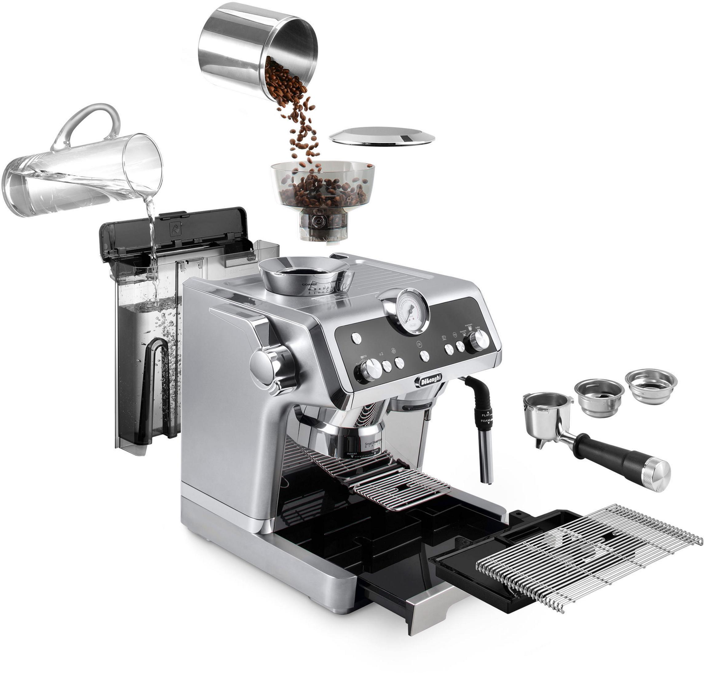 Gümüş renkli bir DeLonghi espresso makinesinin bileşenleri ve aksesuarları ile patlatılmış görünümü.