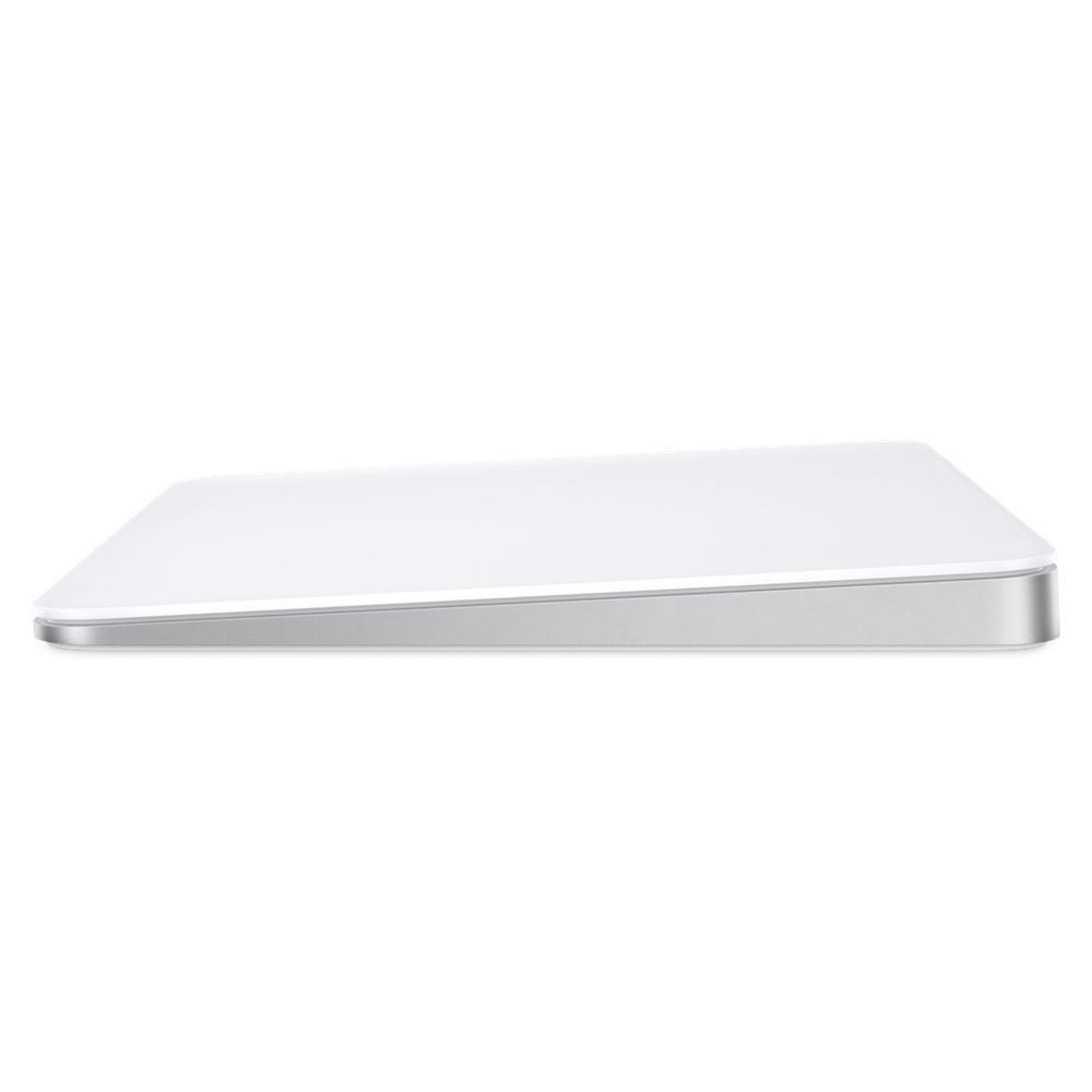 Magic Trackpad rettangolare bianco di Apple, visto di lato.