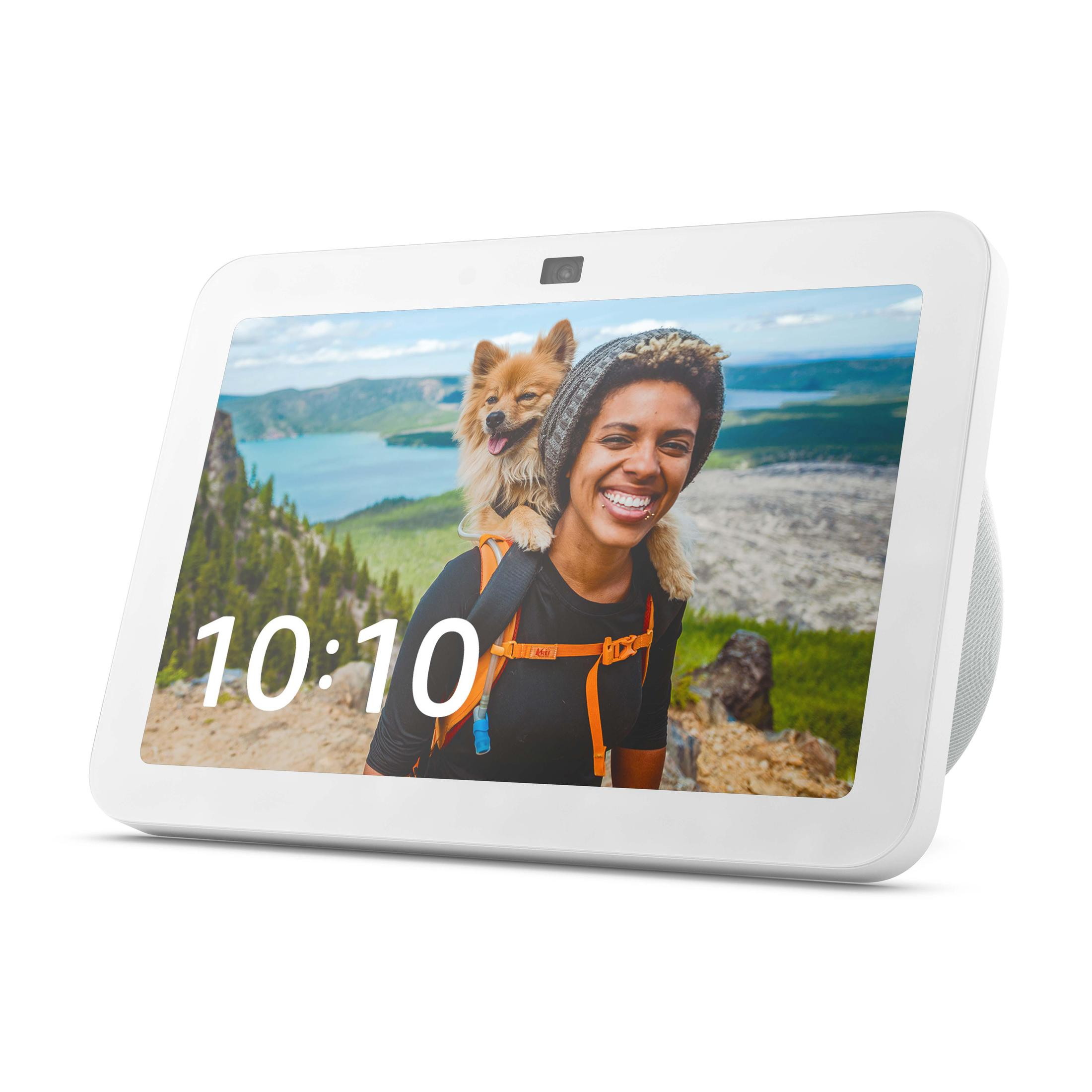 Inteligentny wyświetlacz pokazuje kobietę i psa z godziną 10:10. Wyświetlacz ma białą ramkę.