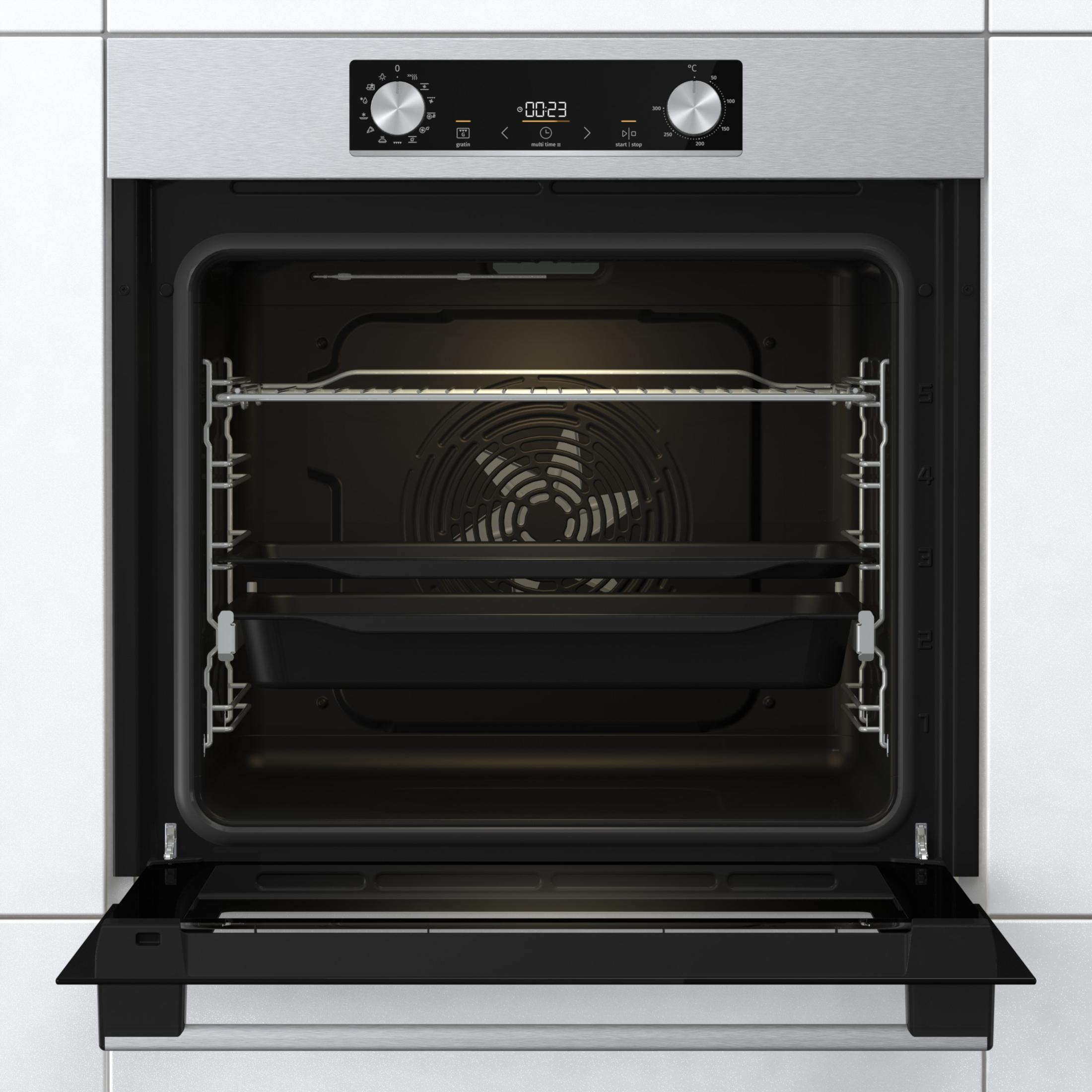 Geöffneter Backofen mit Regalen und Ventilator. Die Tür ist offen und zeigt das Innere und die Bedienelemente.