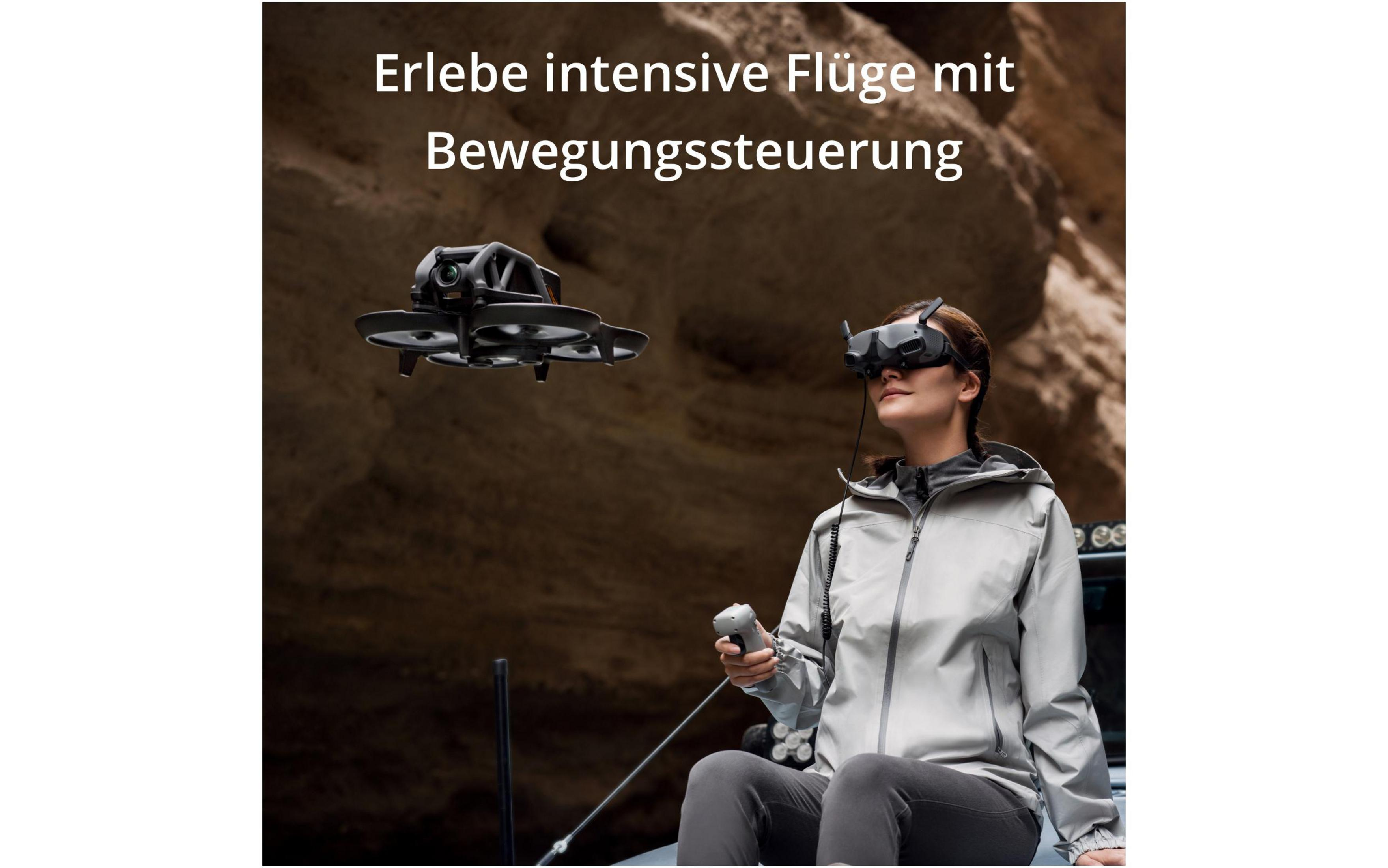Una mujer con gafas de realidad virtual y un controlador, con un dron volando en el fondo.