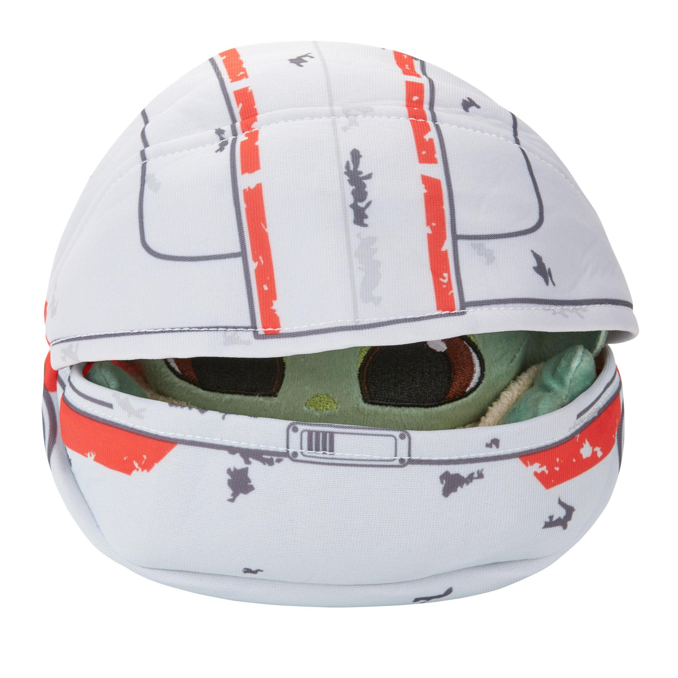 Peluche de Baby Yoda en un casco blanco y rojo.
