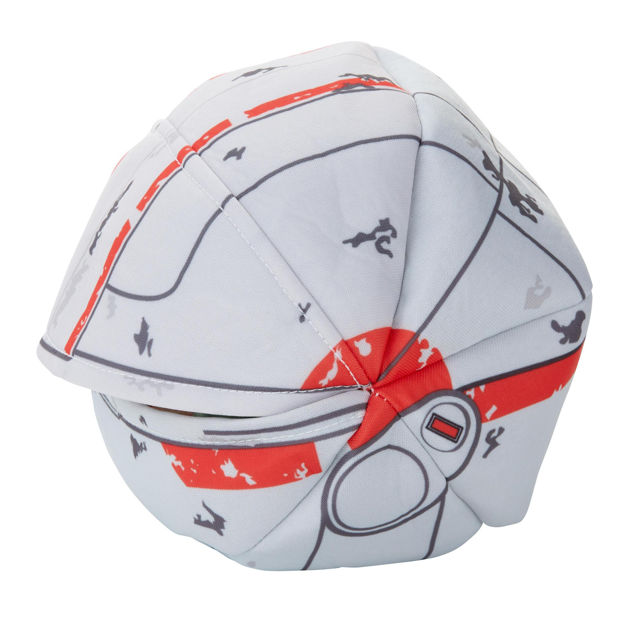 Un casco blanco y gris con diseño rojo y negro. Es un artículo temático de Star Wars.