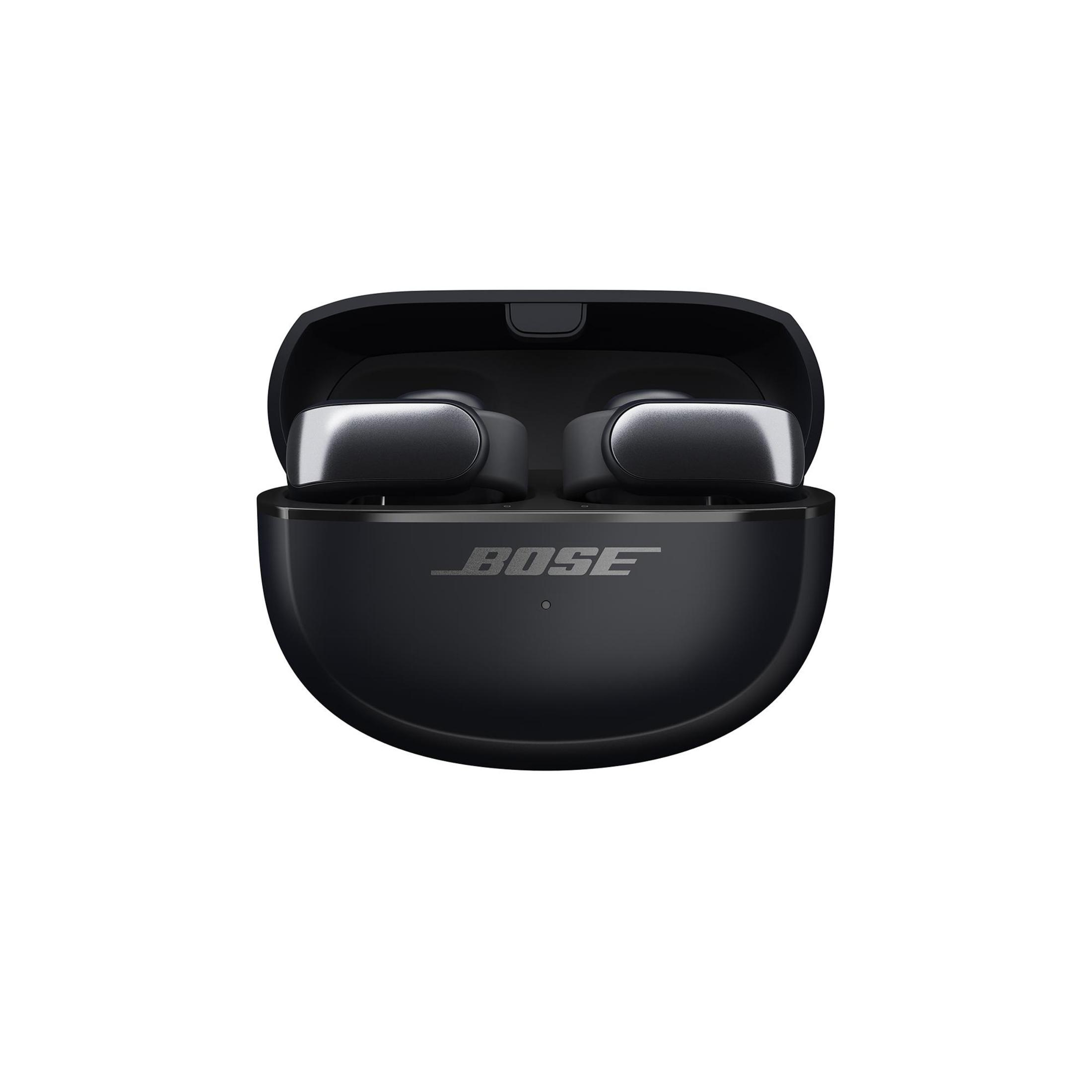 Auriculares negros en un estuche de carga, la marca Bose, sobre fondo blanco.