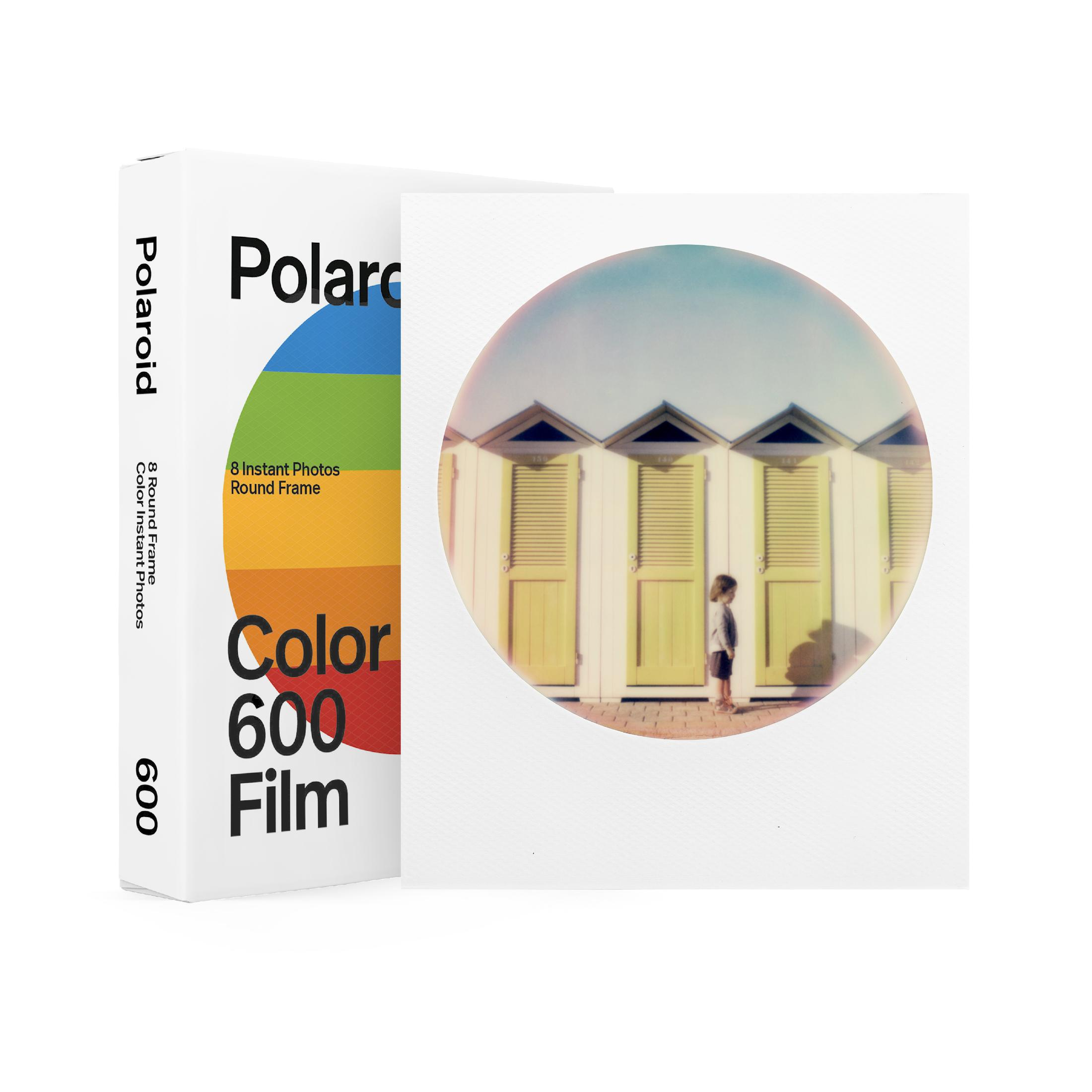 Polaroid-Filmbox und Foto mit Strandhütten. Die Box hat das Polaroid-Logo.