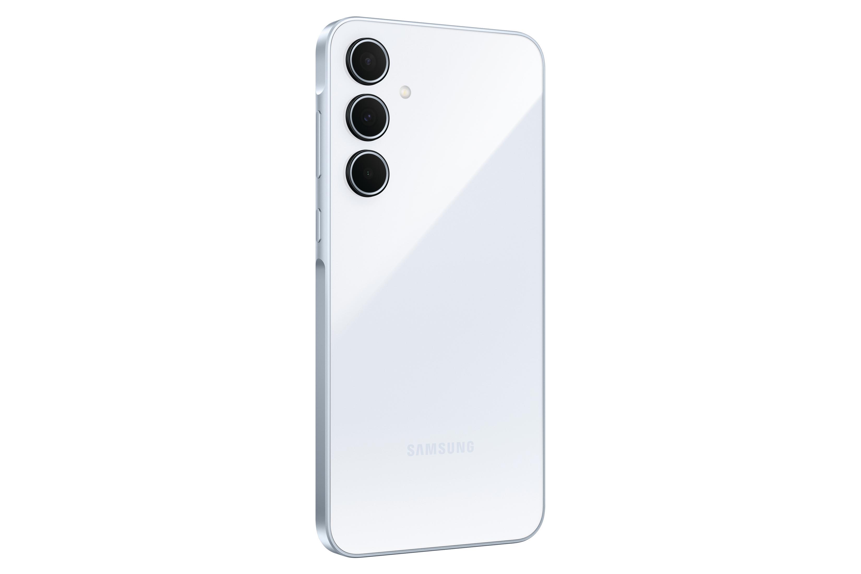 Weiße Smartphone-Rückseite mit drei Kameralinsen. Samsung-Text unten.