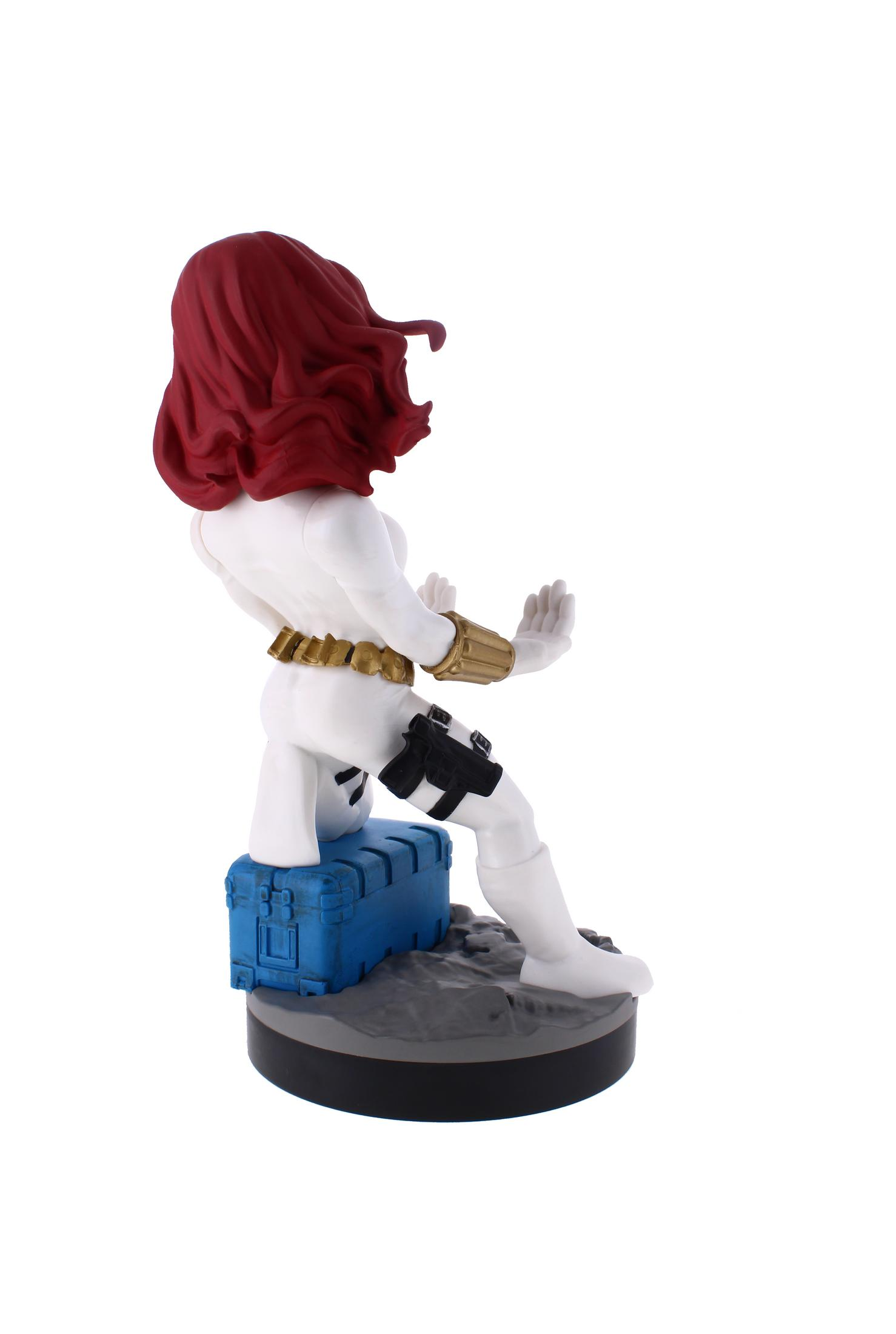 Action figure di Vedova Nera. Costume bianco, capelli rossi. Appoggiata a una cassa blu, base grigia.