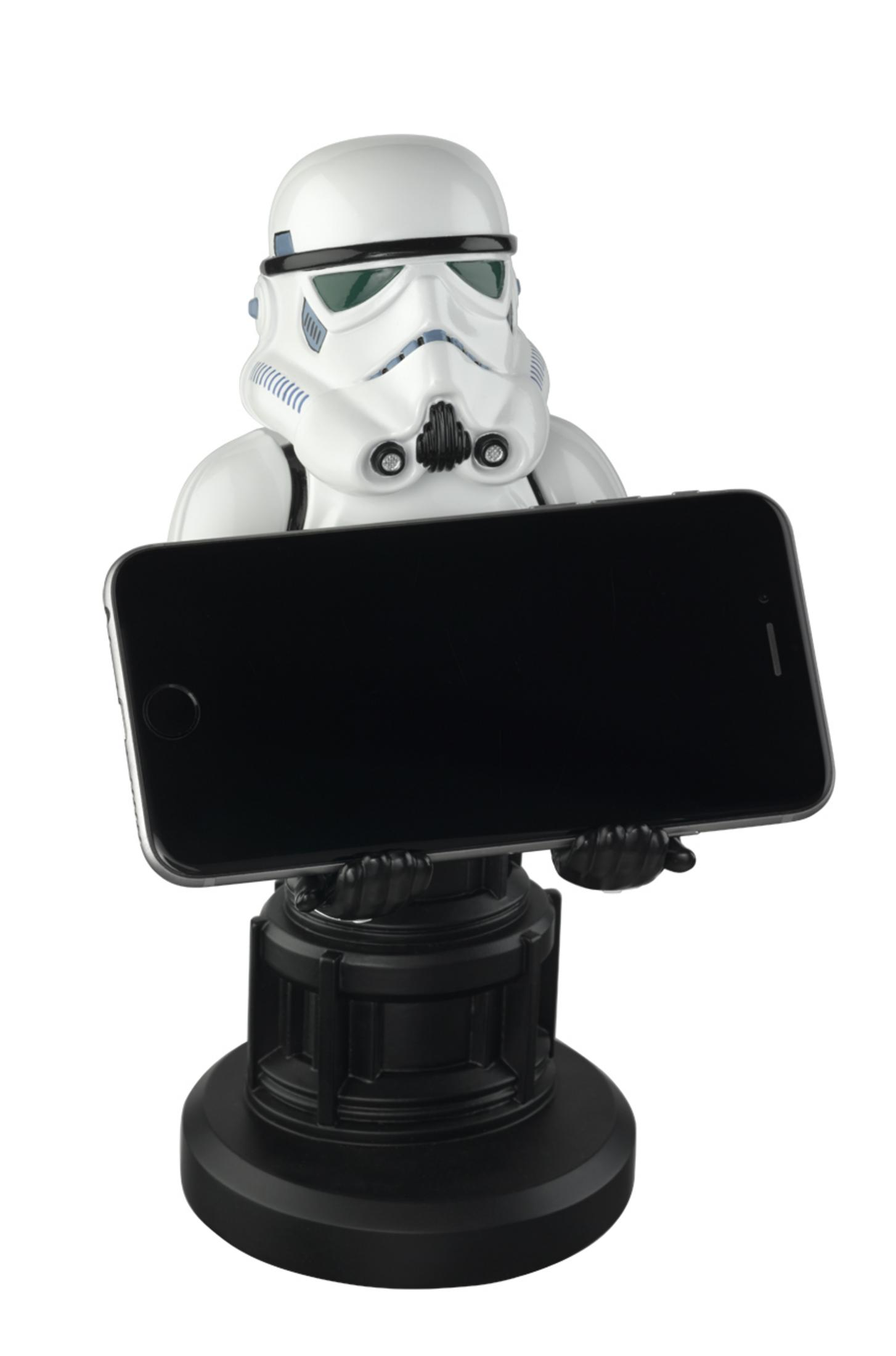 Busto di Stormtrooper che tiene uno smartphone, un supporto per telefono su sfondo bianco.