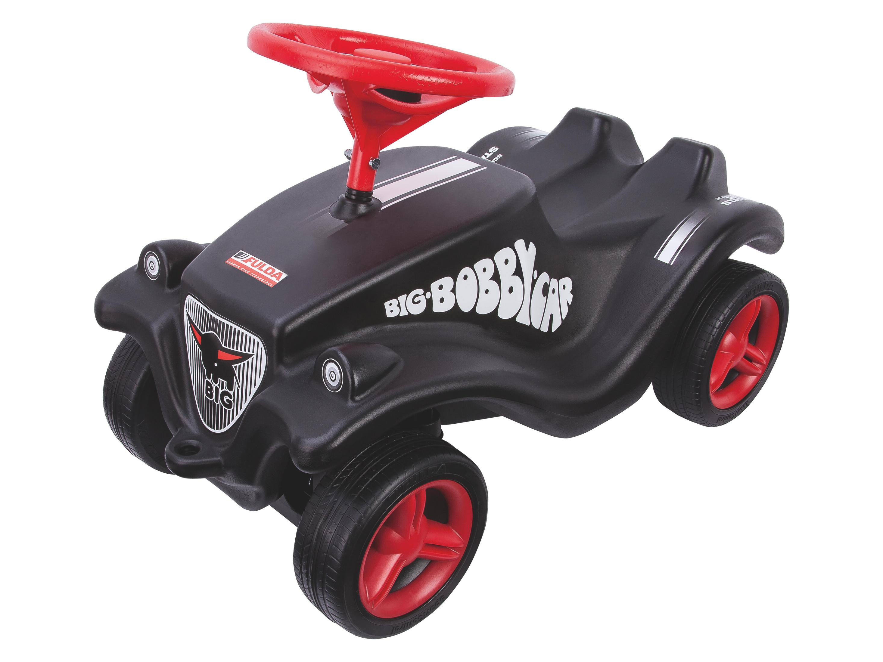 Schwarzes Spielzeugauto mit roten Rädern und Lenkrad. Big Bobby Car Branding.