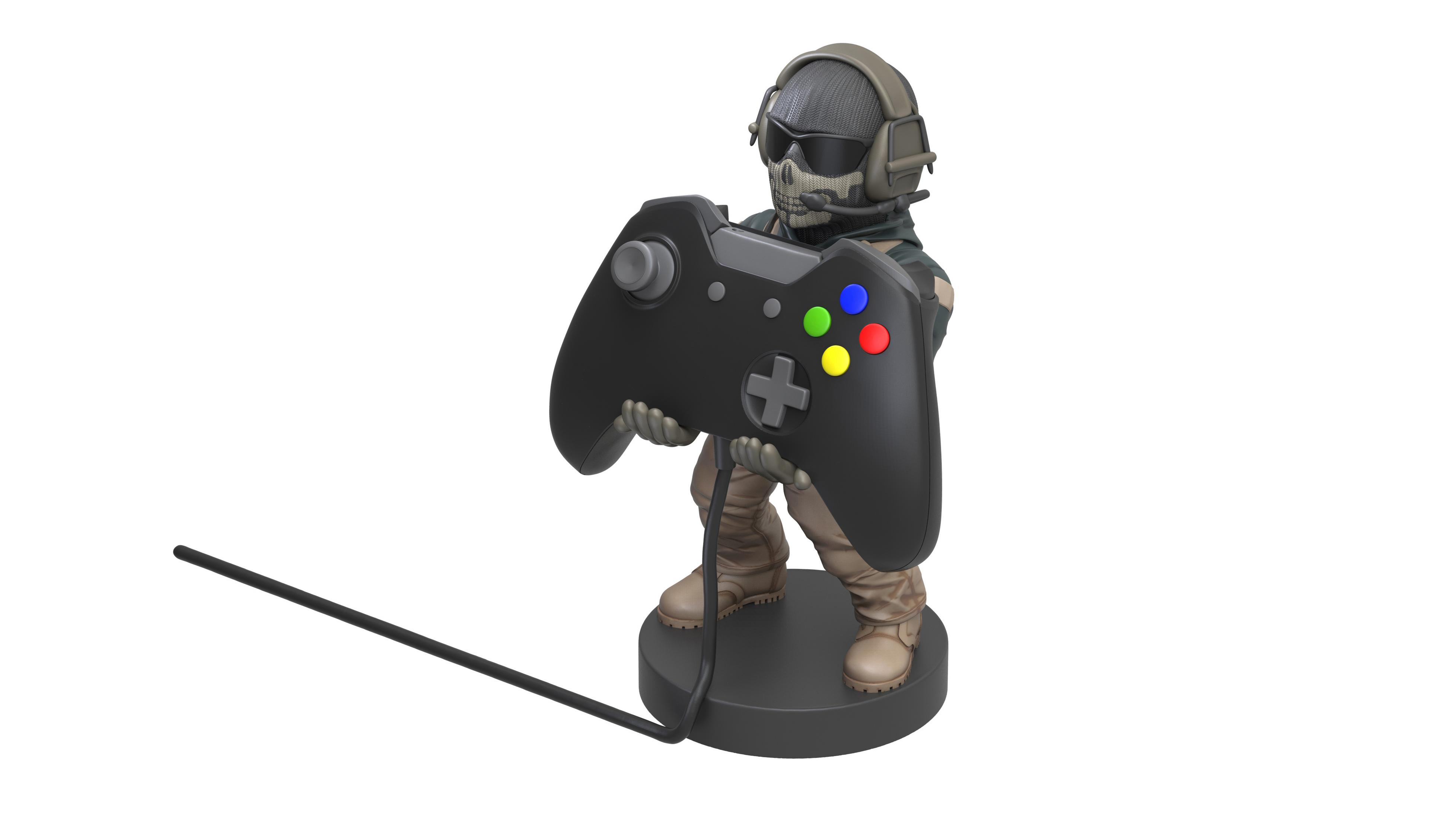 Eine Figur eines Soldaten, der einen schwarzen Gamecontroller hält. Die Figur hat einen Helm und eine Brille und steht auf einem Ständer.