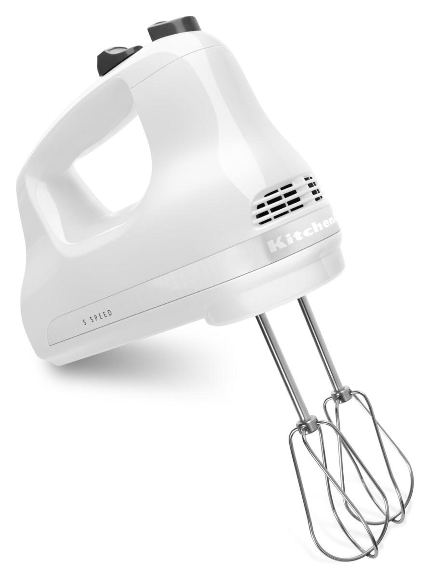 Ein weißer KitchenAid-Handmixer. Er hat 5 Geschwindigkeiten, zwei Schläger und ist in die obere rechte Ecke abgewinkelt. Weißer Hintergrund.