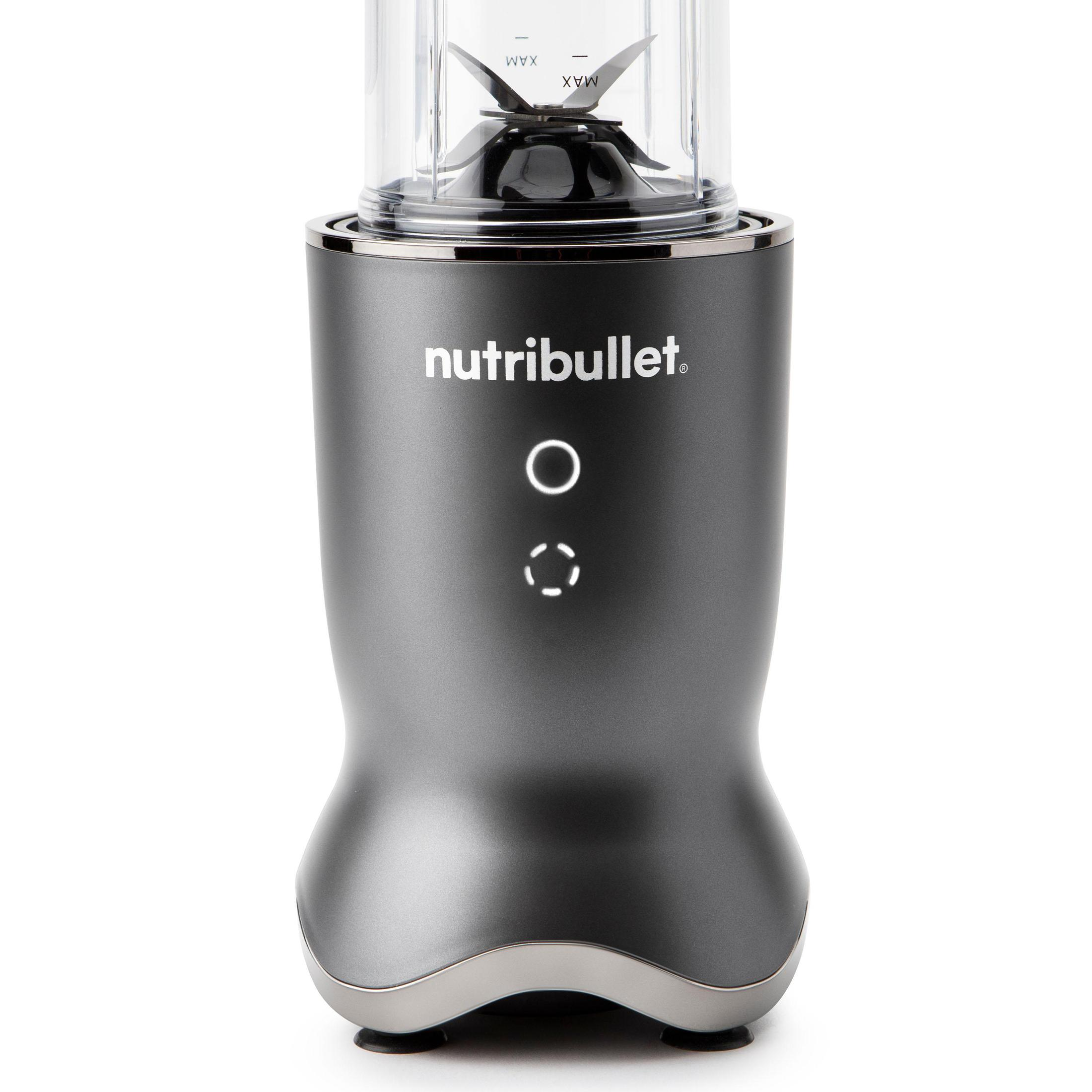 Dunkelgrauer Nutribullet-Mixer mit silbernem Sockel und transparentem Mischbehälter.