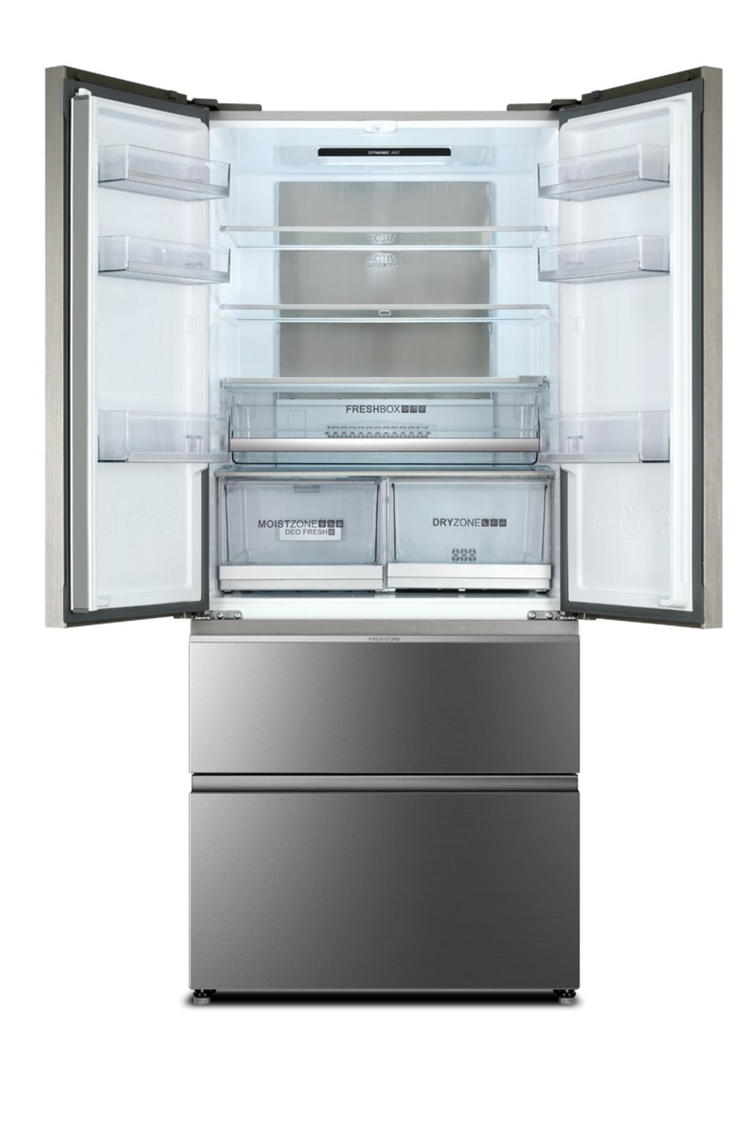 Un refrigerador de acero inoxidable con dos puertas abiertas, revelando estantes, cajones y compartimentos.