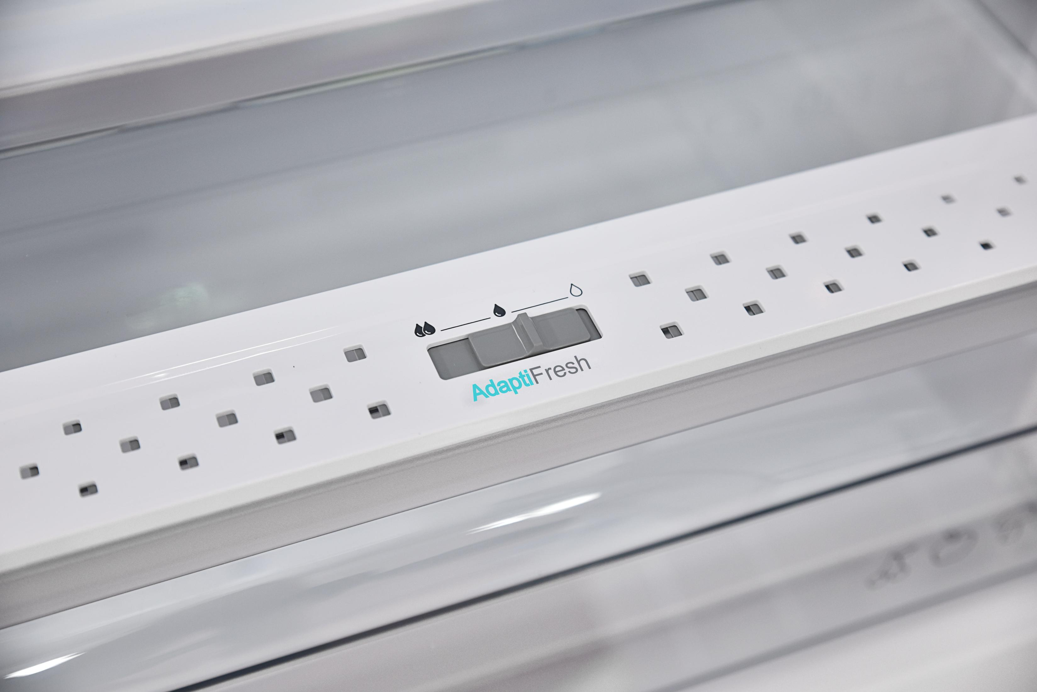 Zbliżenie na element lodówki. Wyświetla panel sterowania z napisem 'AdaptiFresh'.