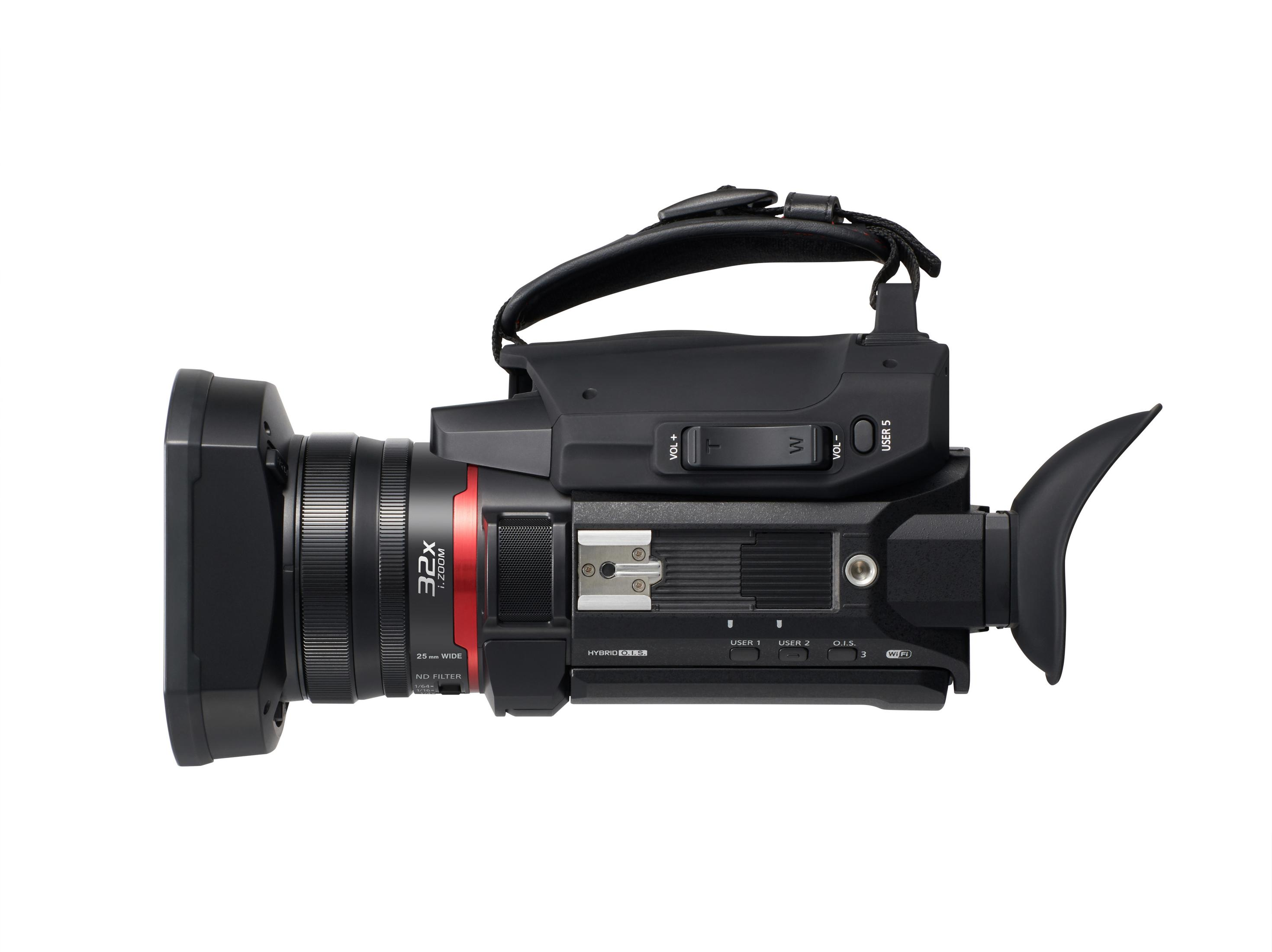 Una fotocamera professionale nera con obiettivo e dettagli rossi su sfondo bianco.