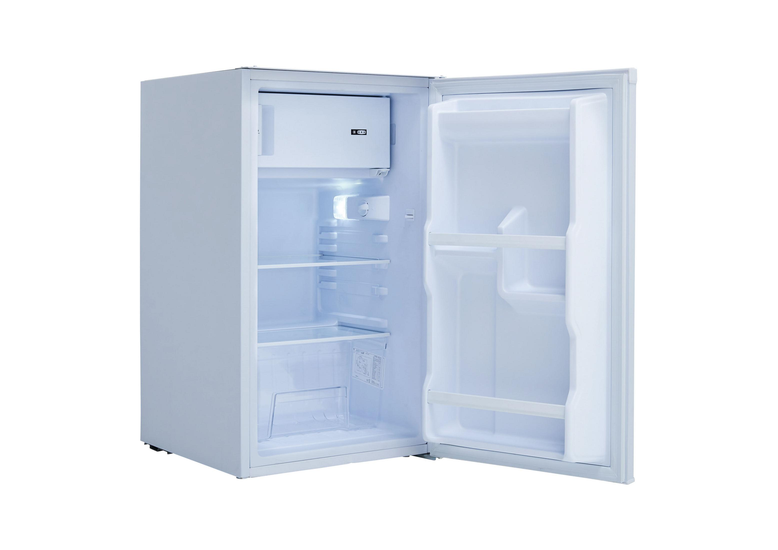 Ein weißer Mini-Kühlschrank mit offener Tür, der Innenregale und ein kleines Gefrierfach zeigt.