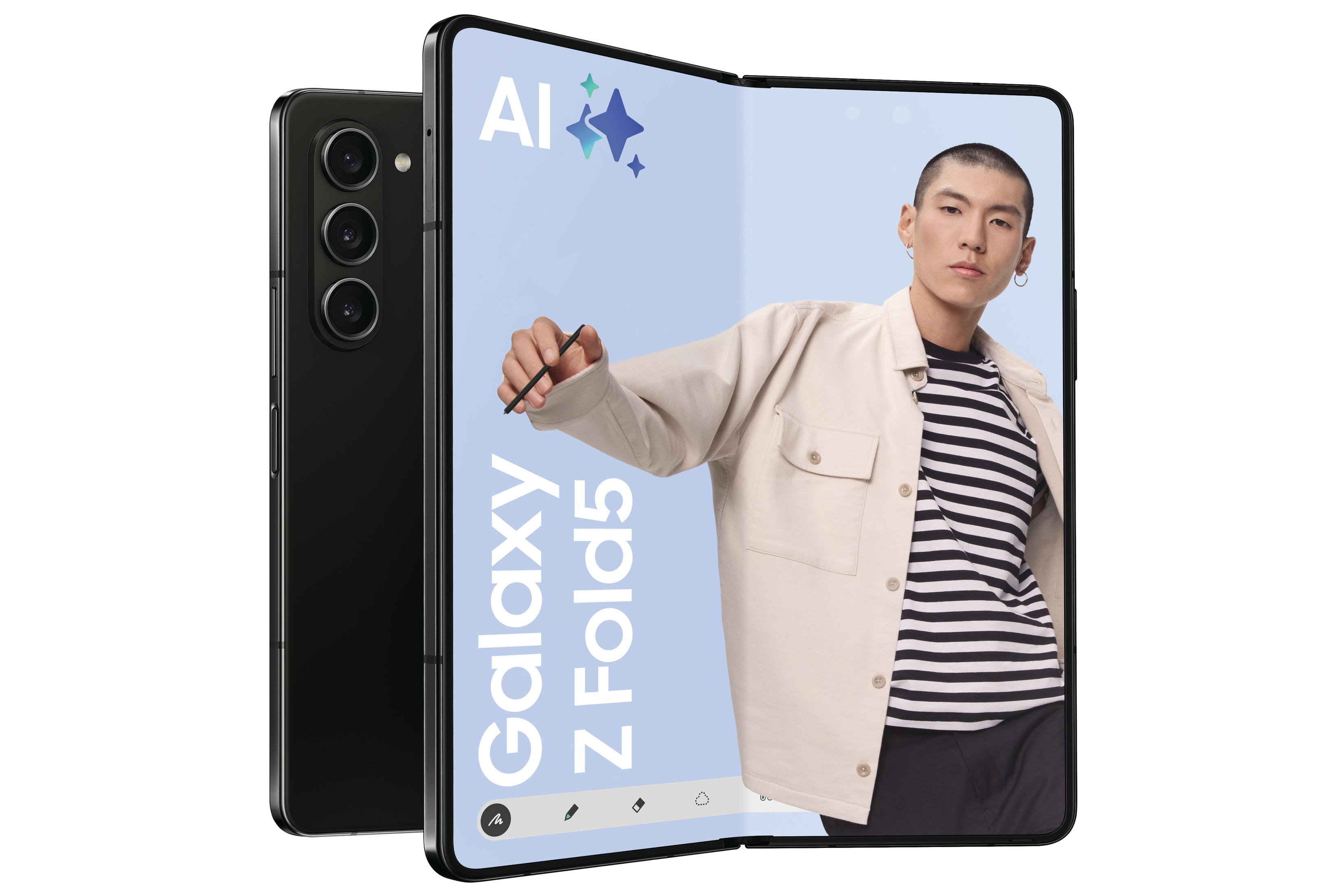 Ein schwarzes Telefon mit einem Bildschirm, der einen Mann und den Text "Galaxy Z Fold5" zeigt.