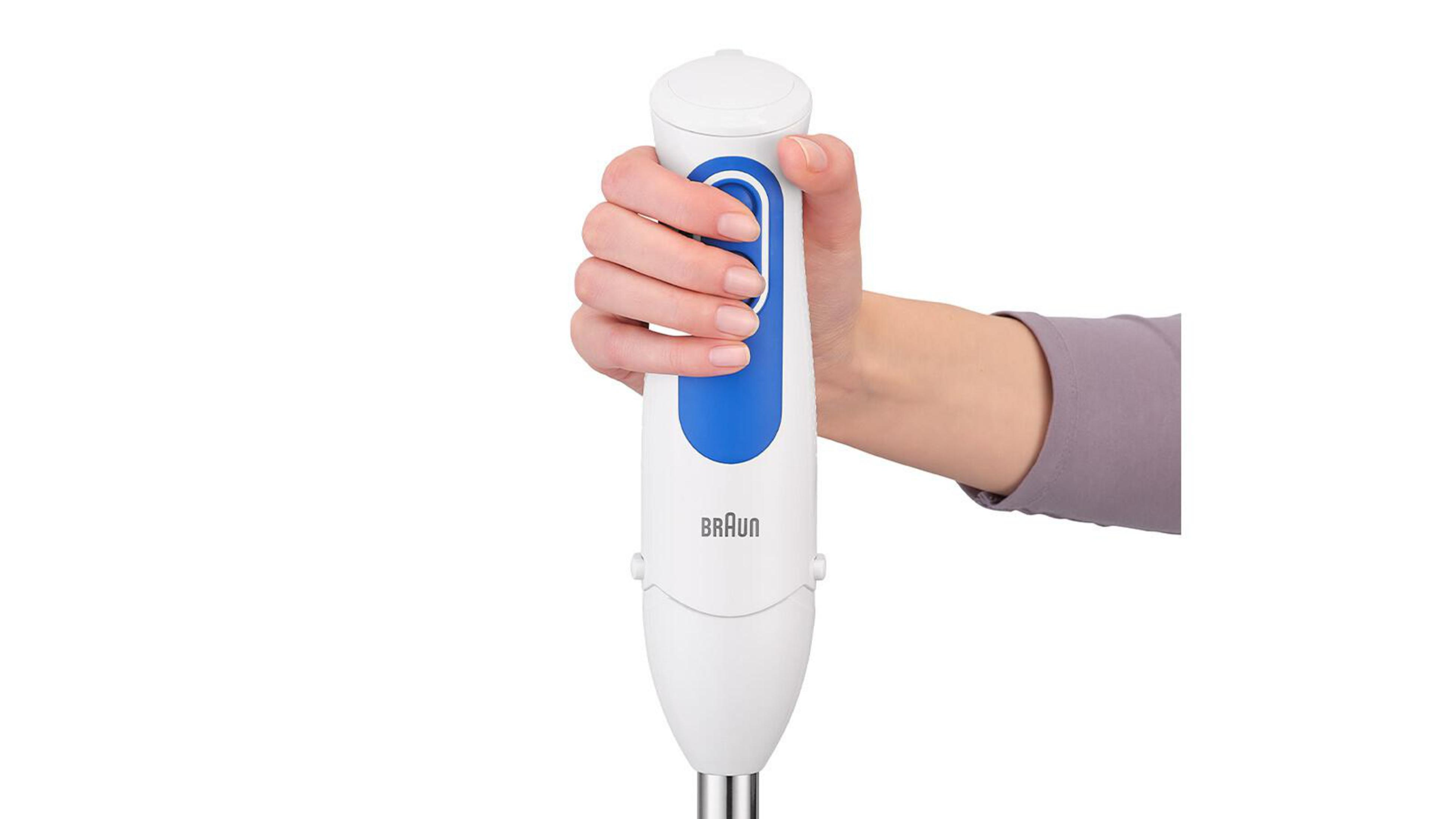 Eine Hand, die einen weiß-blauen Braun-Stabmixer hält.