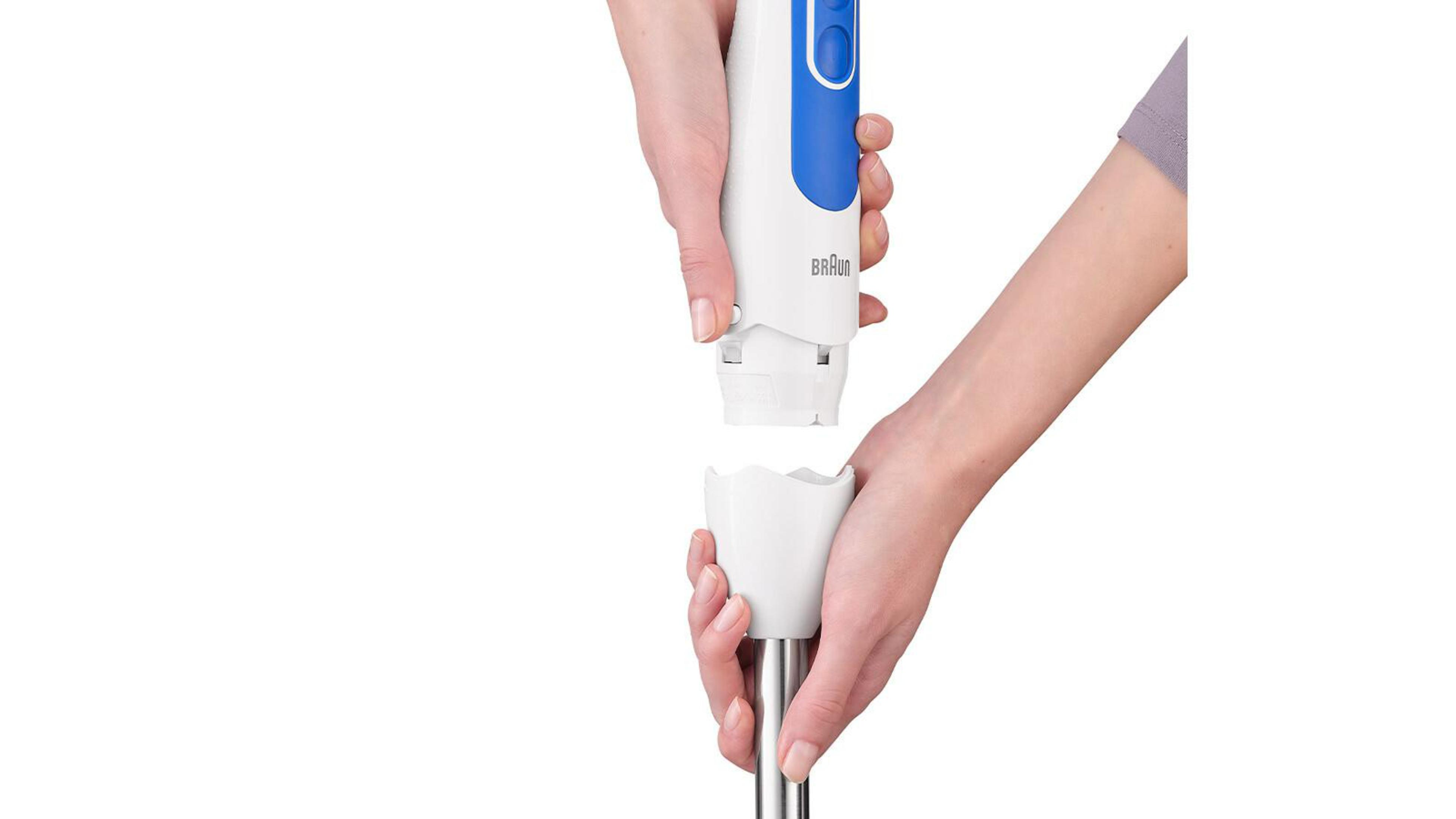 Hände montieren weißen und blauen Braun-Stabmixer. Der Mixaufsatz wird verbunden.