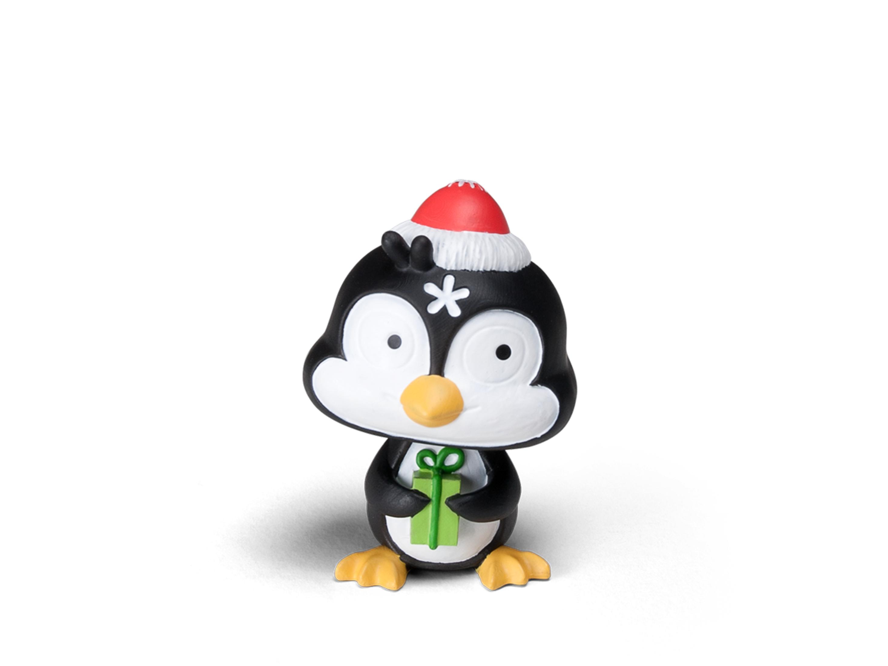 Pinguin-Figur mit Weihnachtsmütze und grüner Geschenkbox auf weißem Hintergrund.